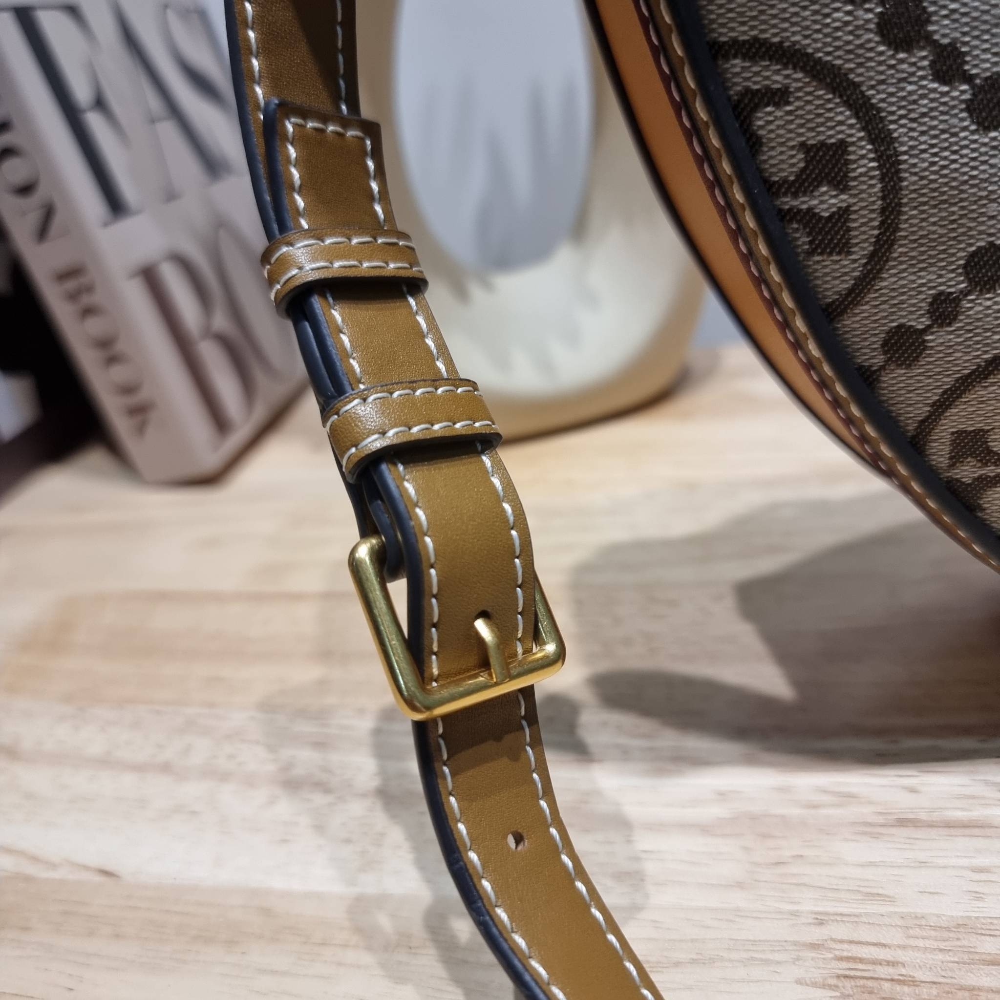 ใบใหญ่ 35cm Tory Burch T Monogram Medium Crescent Bag / TORY BURCH T MONOGRAM JACQUARD CRESCENT BAG ไซส์ใหญ่กับไอเท็มสุดร้อนแรง เซเลปรีวิวเยอะมาก!! สาวๆตามหากันไปอีก กระเป๋าทรง half moon ที่ดีไซน์บนผ้า jacquard ลวดลายซิกเนเจอร์ เรียบหรู ผู้ดีมากแม่! มาพร้