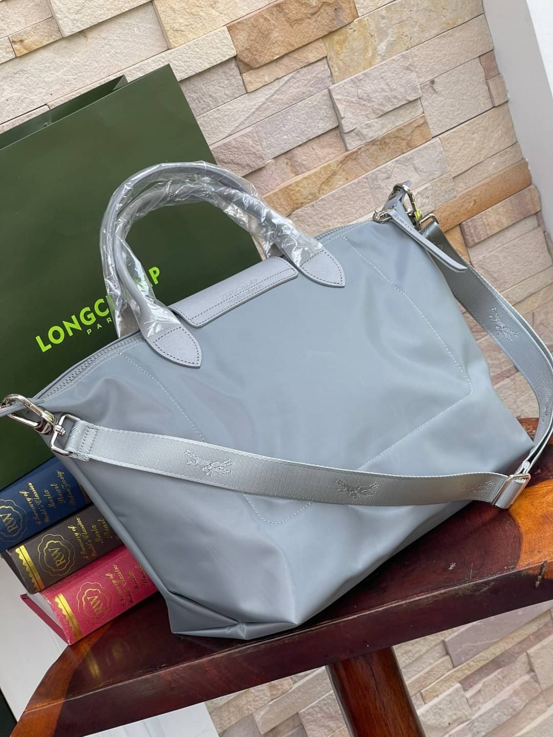 8สี พร้อมส่ง Longchamp LE PLIAGE NÉO TOP HANDLE BAG (medium size) อีกหนึ่งรุ่นยอดนิยม ที่สาวๆ ต้องมีไว้เก็บไว้สักใบ กระเป๋าโท้ทใบนี้ มาพร้อมกับสีที่มีสไตล์เรียบง่าย มีสายสะพายยาวปรับสั้นยาวได้ช่วยให้คุณสามารถสะพายไหล่ได้อย่างสบาย ในตัวสายปักโลโก้อันเป็นสั