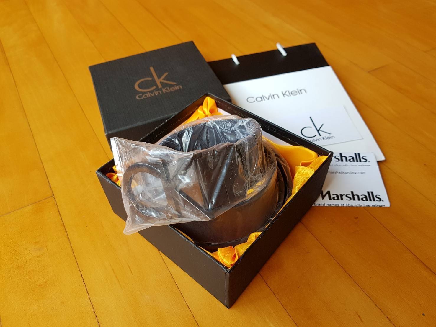 Calvin Klein Men's Belt Gift Set ชุดเข็มขัดสำหรับคุณผู้ชาย วัสดุหนังเรียบ นิ่ม คุณภาพดี ดีไซน์เรียบเท่ห์ หัวเข็มขัดดีไซน์ตัวอักษร CK สีรมดำ สายสลับใช้ได้ 2 ด้านไม่จำเจ 2 in 1ไม่ว่าจะแต่งกาย สไตล์ลำลองหรือทางการเอาอยู่ทุก look ค่ะ ราคาสุดคุ้ม มาพร้อมก