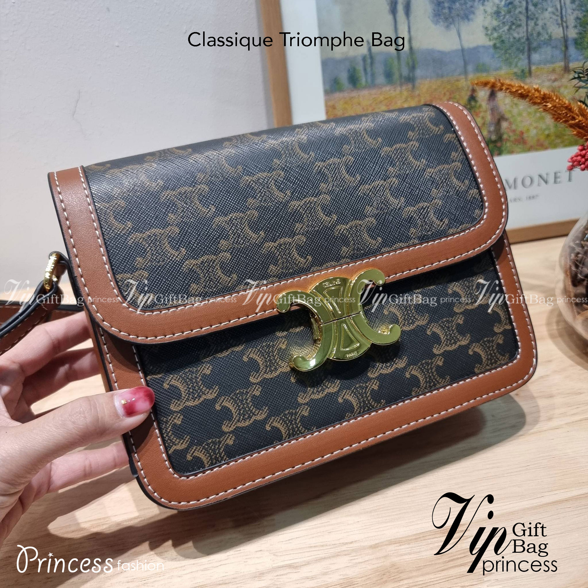 CELINE Classique Triomphe Bag / CELINE TRIOMPHE BAG MEDIUM IN TRIOMPHE CANVAS AND CALFSKIN ไม่มีไม่ได้เลยกับไอเท็มสุดคลาสสิค ที่รอบนี้จัดให้ไซส์ใหญ่กว่าเดิม กระเป๋าสะพาย สวยอยู่ทรง ดีไซน์เป็นธรรมชาติ เนเชอรัลโทน