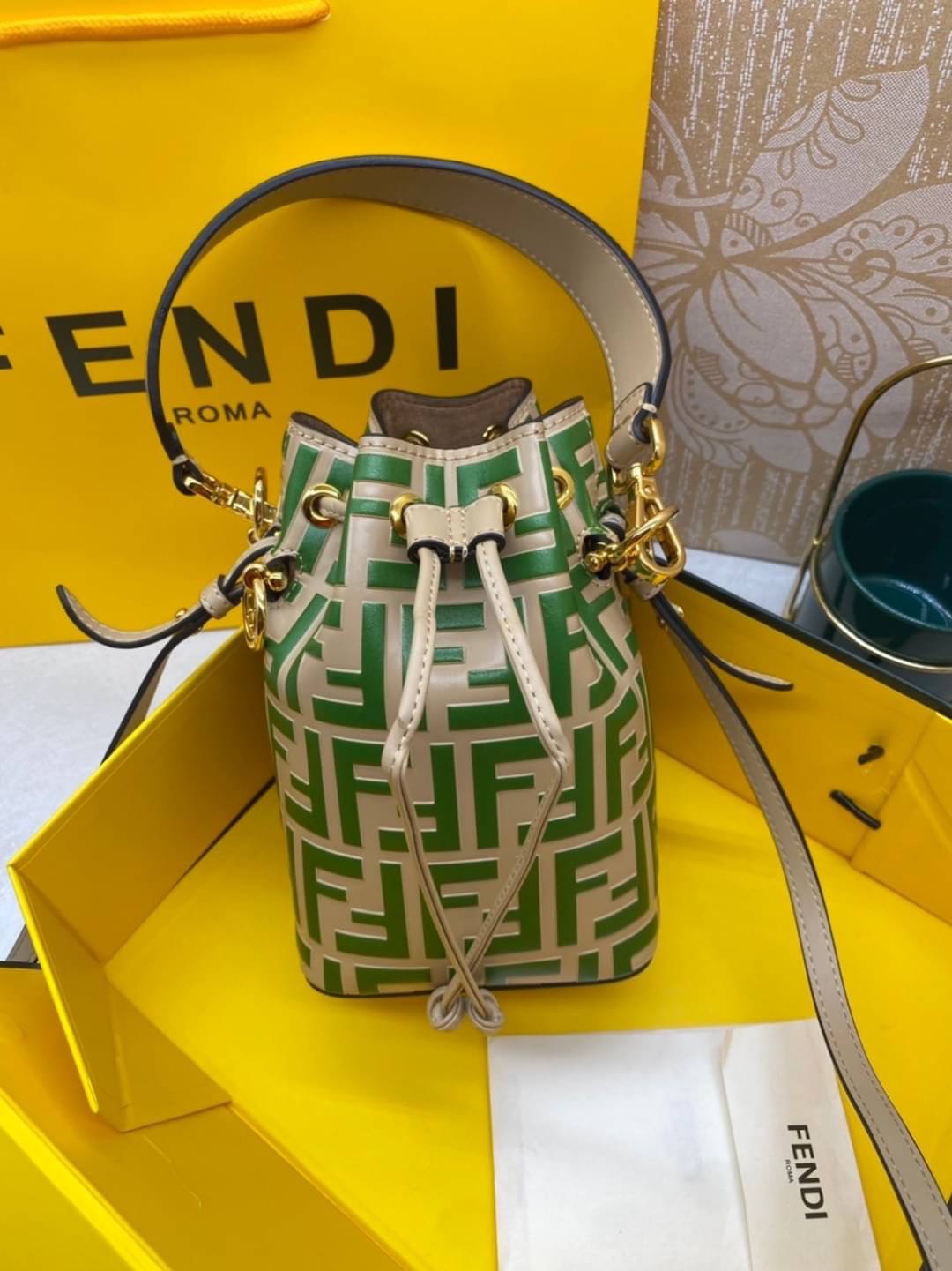 FENDI Mon Tresor Brown leather mini bag / FENDI Bucket Bag กระเป๋าสะพายทรงบัคเก็ต ไซส์มินิ รุ่นยอดนิยม