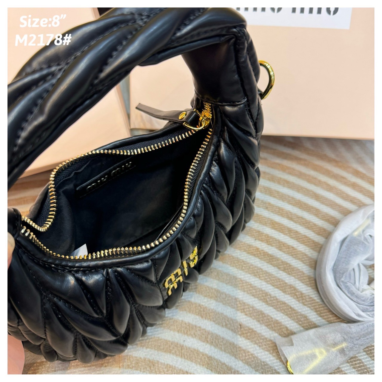 MIU MIU WANDER MATELASSÉ MINI HOBO BAG กระเป๋าถือ/กระเป๋าสะพายข้าง แบรนด์ดังจากอิตาลี ด้วยเอกลักษณ์ความโดดเด่น