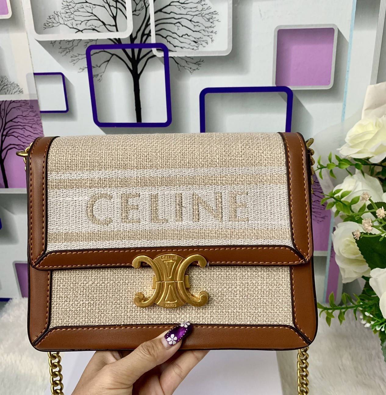 CELINE TRIOMPHE BAG VIP GIFT WITH PURCHASE (GWP) พรีเมี่ยมกิ๊ฟ Limited Edition จาก CELINE PERFUME DUTYFREE COUNTER วัสดุ Textile Canvas & CalfSkin ดีไซน์ทรงสี่เหลี่ยมผืนผ้า อะไหล่ทอง ด้านหน้าปักโลโก้แบรนด์เด่นชัด ด้านหลังมีช่องสำหรับใส่ของอีก 1 ช่อง สายสะ