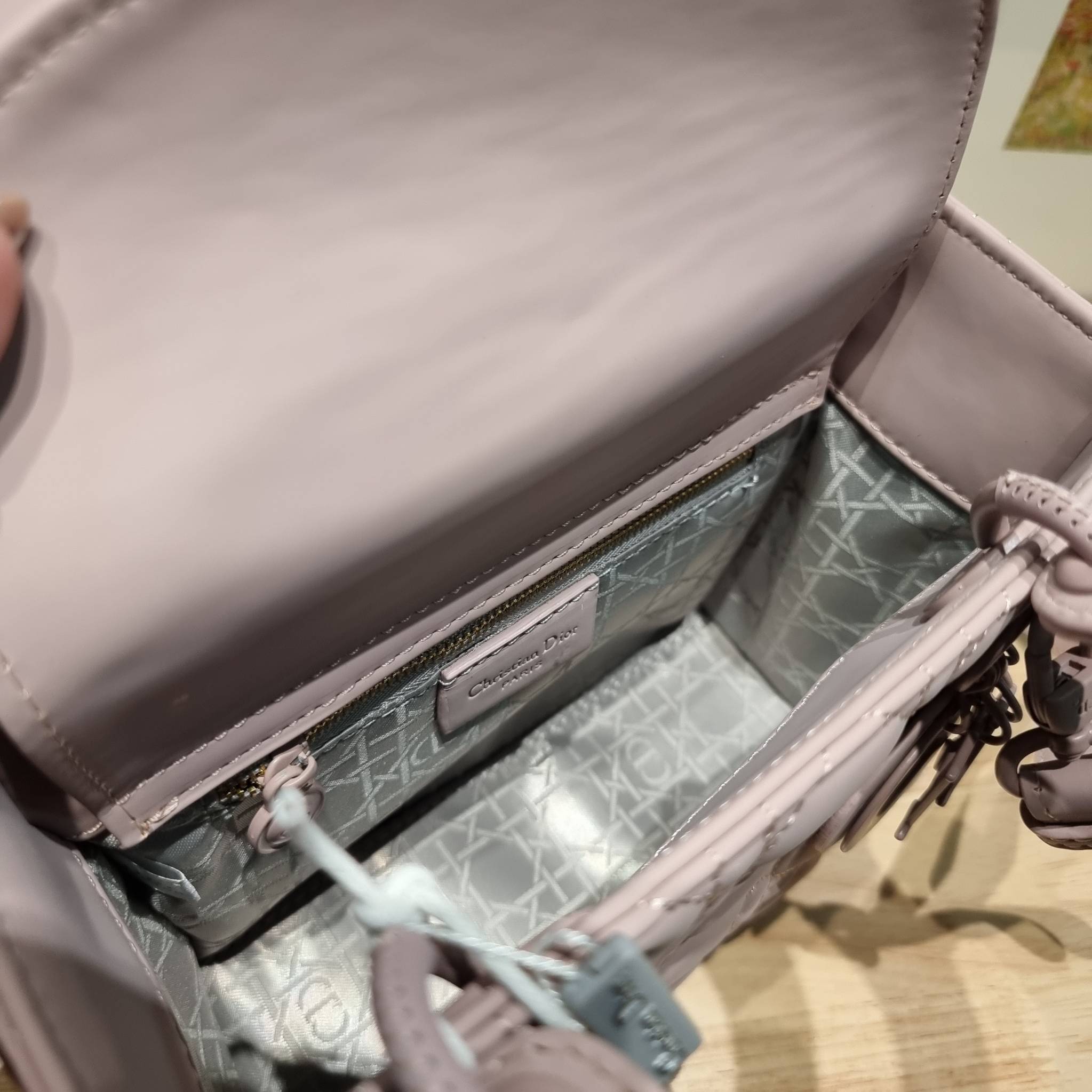 SMALL LADY DIOR MY ABCDIOR BAG Ultramatte Cannage Calfskin / CD LADY ULTRAMATTE BAG พร้อมส่ง กระเป๋าสะพายข้าง ดีไซน์เรียบง่าย แต่แฝงไปด้วยความหรูหรา ทรงกล่องคลาสสิค โดดเด่นด้วยพวงกุญแจอะไหล่สีเดียวกับตัวกระเป๋า ผิวแมทท์ ลายเส้นซ้อนทับสวยงาม