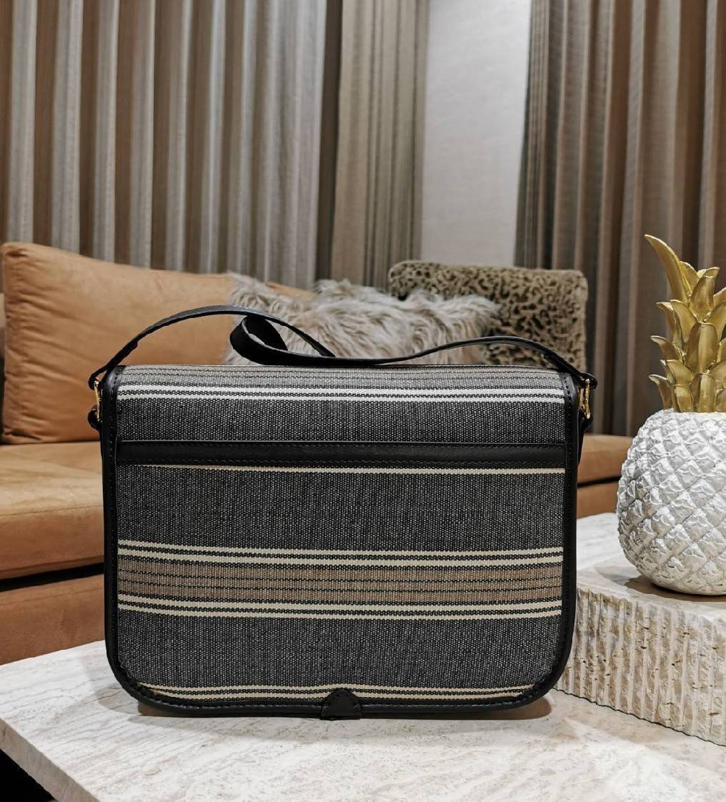 CELINE MESSENGER BAG VIP GIFT WITH PURCHASE (GWP) พรีเมี่ยมกิ๊ฟรุ่น Limited จาก CELINE HAUTE PARFUME DUTYFREE COUNTER วัสดุ CANVAS TEXTILE ลายทางสีคลาสสิคดีไซน์ Unisex ใช้ได้ทั้งชายและหญิง เปิดปิดด้วยฝาปิด Belt และแถบแม่เหล็กด้านใน ขนาดกำลังดี น้ำหนักเบา 