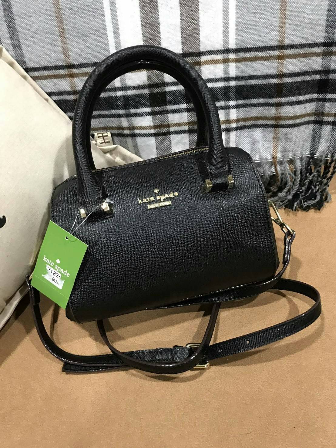Kate Spade New York Cedar Street Bowling Bag กระเป๋าถือหรือสะพายหนัง Saffiano ทรง Bowling สวยหรู อยู่ทรงสไตล์ PRADA ด้านหน้าประดับโลโก้สีทองหรู มาพร้อมสายสะพายยาวถอดได้ปรับได้ ภายในมีช่องซิปและช่องใส่มือถือ ใส่กระเป๋าสตางค์ใบยาวของใช้ได้จุ น้ำหนักเบาขนาดก