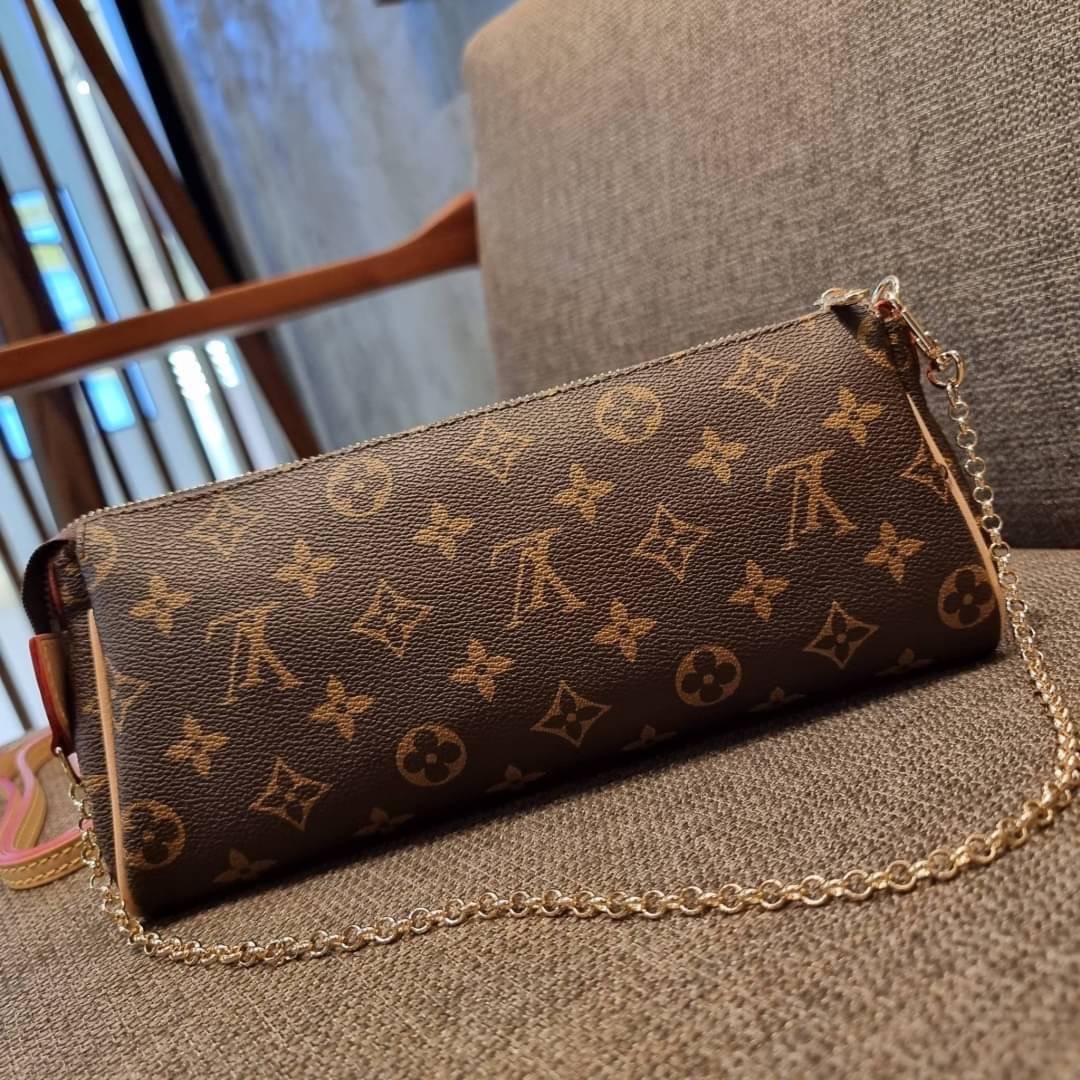 LV CROSSBODY CLUTCH BAG WITH CHAIN / LV Eva Clutch Crossbody Bag กระเป๋าสะพายวีไอพีพรีเมี่ยม วัสดุหนังแคนวาสคุณภาพ โลโก้เพลทอะไหล่ทอง คมชัด หรูหรา เปิด-ปิดกระเป๋าด้วยซิป ภายในเป็นช่องโล่ง ใส่ของใช้สำคัญได้สบายๆ มือถือ พาวเวอร์แบงค์ เครื่องสำอางค์ ของจุกจิ