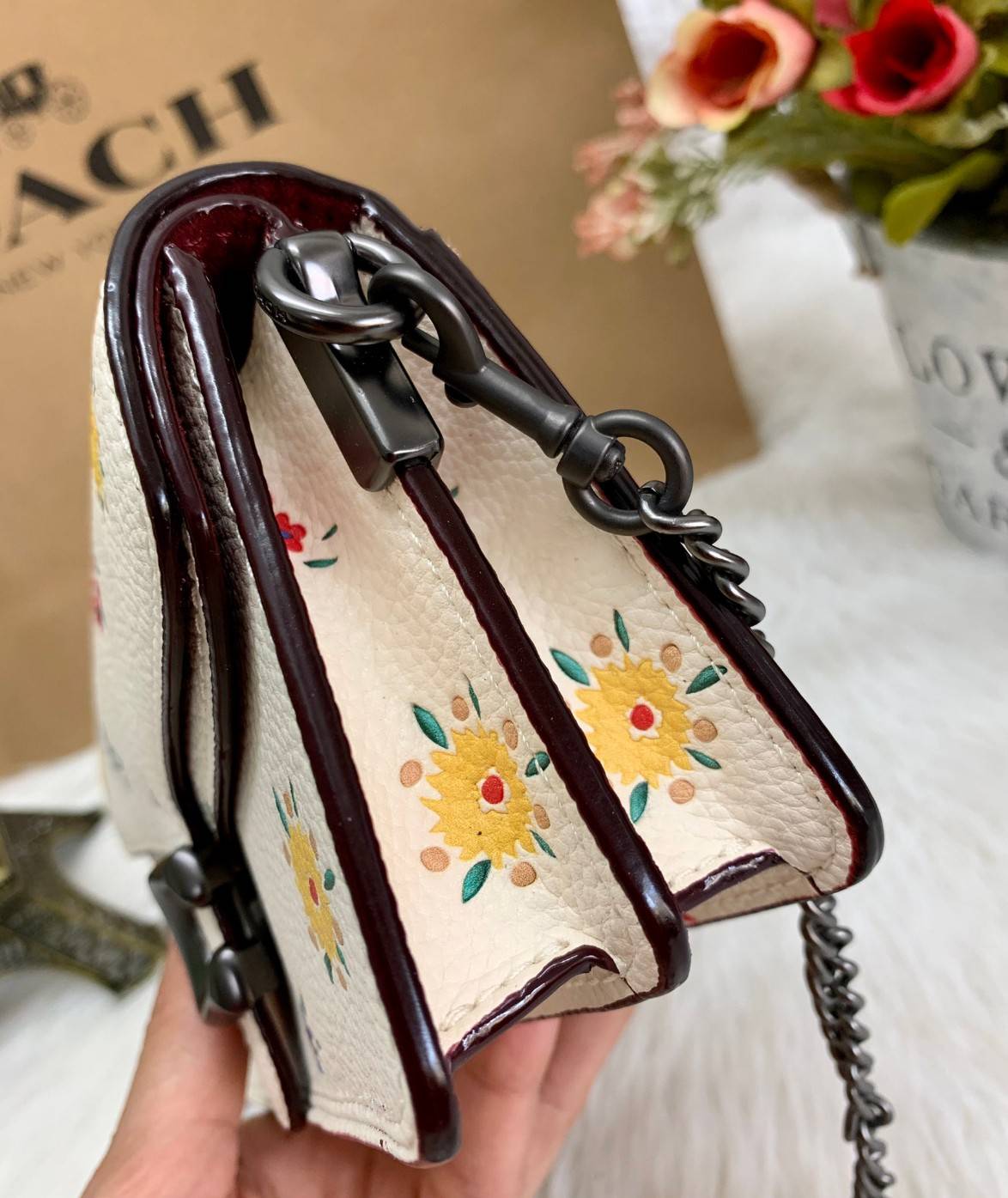 COACH TABBY CROSSBODY WITH WILDFLOWER PRINT ((810)) พร้อมส่งที่ไทยค่ะ! กระเป๋าสะพายครอสบอดี้ร์หรือสามารถถือแบบคลัทออกงานสวยๆได้เลยนะคะ วัสดุหนังแท้ หนังนิ่มค่ะ