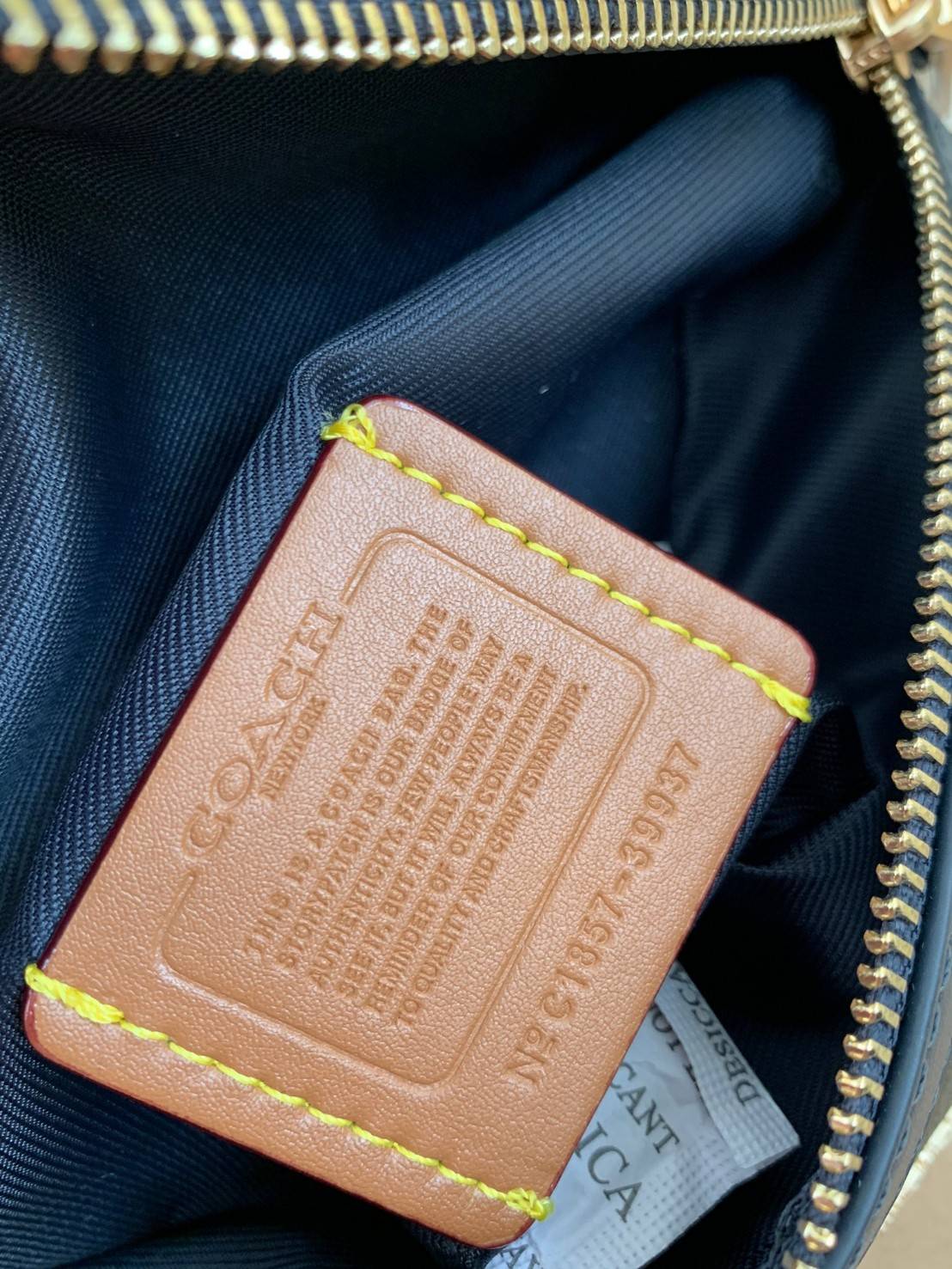 COACH BELT BAG ((39937)) กลับมาอีกครั้ง สวยเหมือนเดิมค่ะ😘 กระเป๋าคาดอก//คาดเอว หนังแท้นิ่ม สวยงามค่ะ ด้านหน้ามีช่องซิป ใส่กระเป๋าเงินใบกลางได้;มือถือได้ทุกรุ่น;พาสปอร์ตได้ค่ะ ด้านหลังมีช่องซิปให้อีกช่องใส่ของจุกจิก สายคาดเลื่อนปรับได้ฟรีไซด์ตามขนา