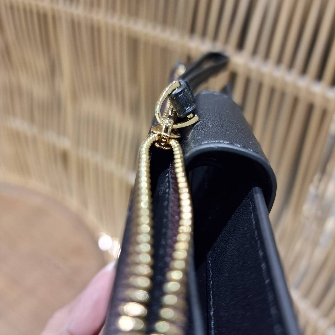 พร้อมส่ง 7 สี COACH C2874 TECH WALLET IN COLORBLOCK SIGNATURE CANVAS จัดให้สีใหม่ก่อนใคร!! ดีไซน์ใหม่ คอลเลคชั่นสวยหรู กระเป๋าสตางค์พร้อมสายคล้องมือ ง่ายต่อชีวิตมากจ้า!! มันดีอะไรเบอร์นี้ ใส่ได้ทั้งบัตร และโทรศัพท์ก็ใส่ได้ทุกรุ่น แถมยังมีช่องซิปแยกไปอีก ช