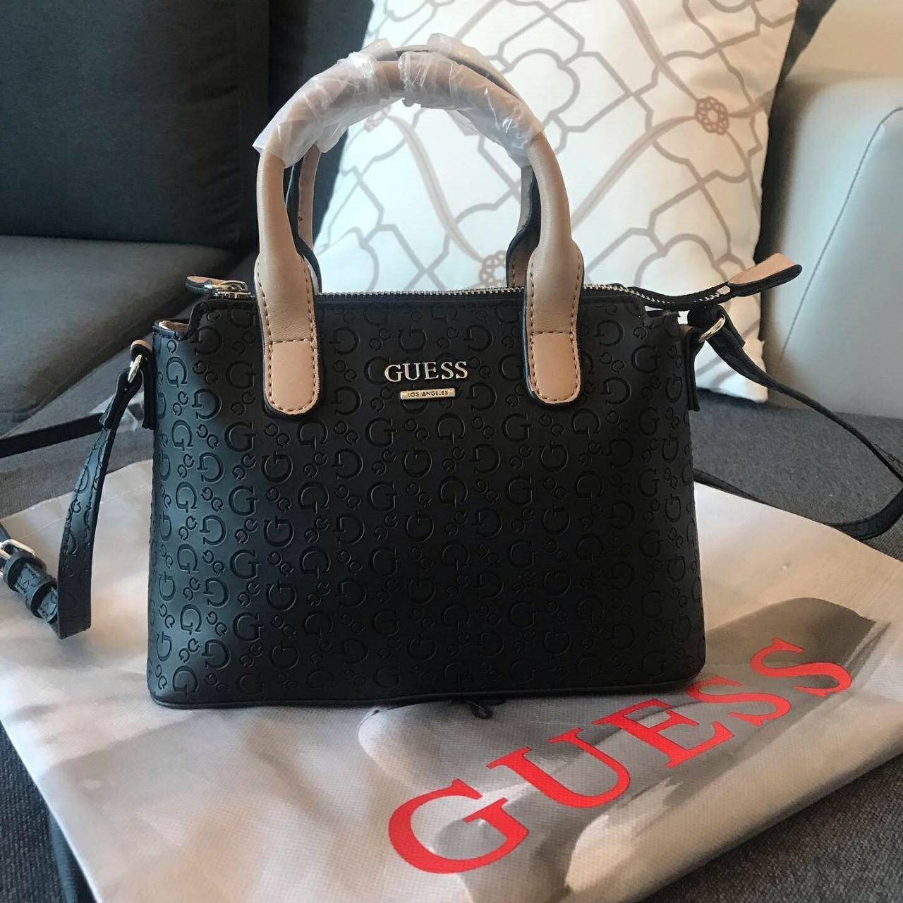 GUESS BALDWINPARK MINI BAG กระเป๋าถือหรือสะพาย วัสดุ Saffiano PU คุณภาพดี นิ่ม น้ำหนักเบา ด้านหน้าประดับด้วยโลโก้แบรนด์สวยหรู ตัวกระเป๋าลาย G ทั้งใบ เปิดปิดกระเป๋าด้วยซิปสะดวกใช้ ด้านในโล่งกว้างมีช่องสำหรับใส่ของหลายช่อง ใส่กระเป๋าสตางค์ใบกลางได้ ใส่Iphon