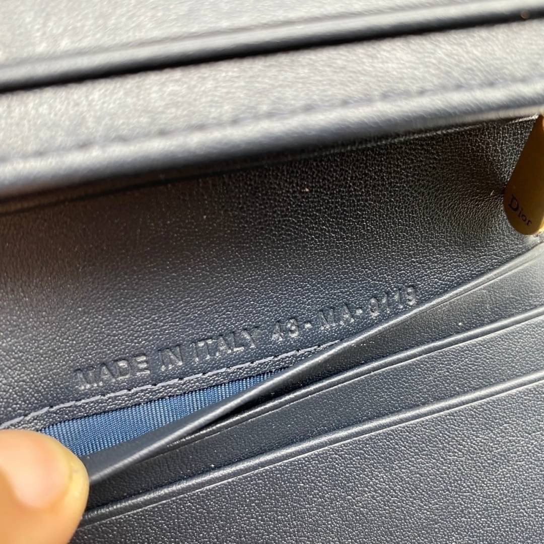 ORI 🥂 DIOR Wallet Saddle Lotus / Dior tri-fold wallet เกรดออริจินอล กระเป๋าสตางค์ 3 พับ วัสดุหนังแท้ และผ้า Jacquard อย่างดี ทอสวยงามที่สุด มีช่องใส่เหรียญมีซิปปิด ใส่การ์ด ใส่ธนบัตรได้ ครบเลยค่ะ ผสมผสานความสง่างามและคลาสสิกที่เข้ากับยุคสมัย ด้านห