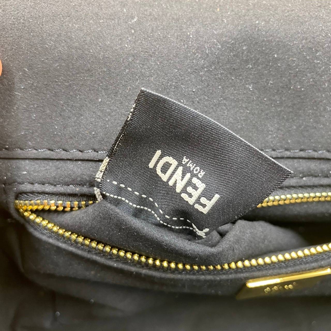 หนังแท้ Fendi Baguette full grain leather bag