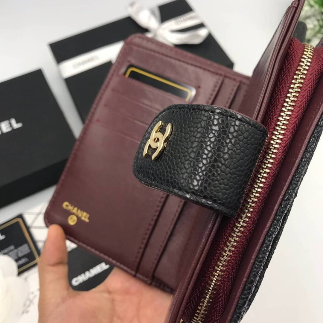 หนังแท้ CHANEL ZIP WALLET รุ่นยอดนิยมไอเท็มฮิตวัสดุหนังคาเวียร์สวยคลาสสิคเปิดปิดด้วยฝาปิดกระดุมด้านหน้ามีโลโก้แบรนด์อะไหล่ทอง/เงินสวยหรู ภายในสีแดงเบอกันดี้ มีช่องซิปใส่เหรียญ เรียกว่าใบเดียวจบ เป็นใบยอดนิยมของสาวๆ เลยค่าา พร้อมส่งที่ไทยไม่ต้องรอพรีฯ สาวก