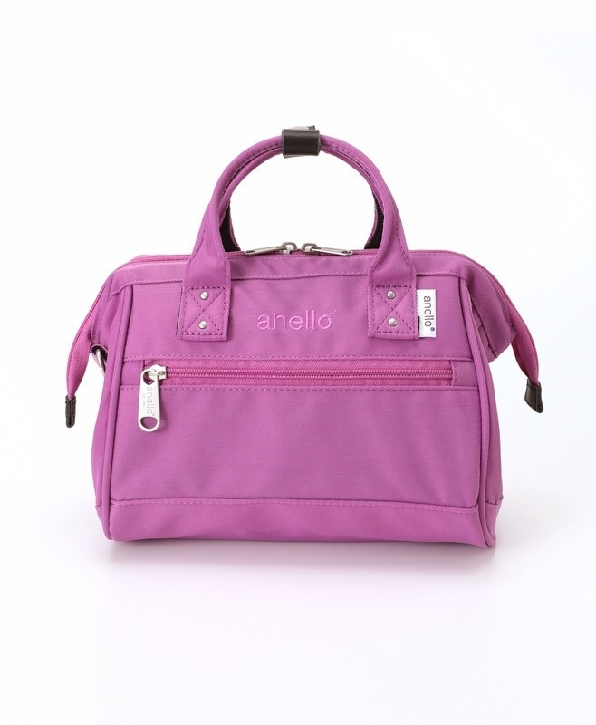 ANELLO Polyester Twill Mini Shoulder Bag AT-H1371 แบรนด์ฮิตติดลมบนในขณะนี้ กับคอลเลคชั่นใหม่เป็นรุ่นทรง Shoulder bag กระเป๋าสะพายในนี้ทำจากผ้า Polyester twill ที่มีความคงทนและมีสีสดใส กระเป๋าที่ดูจะใบเล็กๆใบนี้ สามารถบรรจุขวดน้ำ 500ml และกระเป๋าตังค์แบบยา