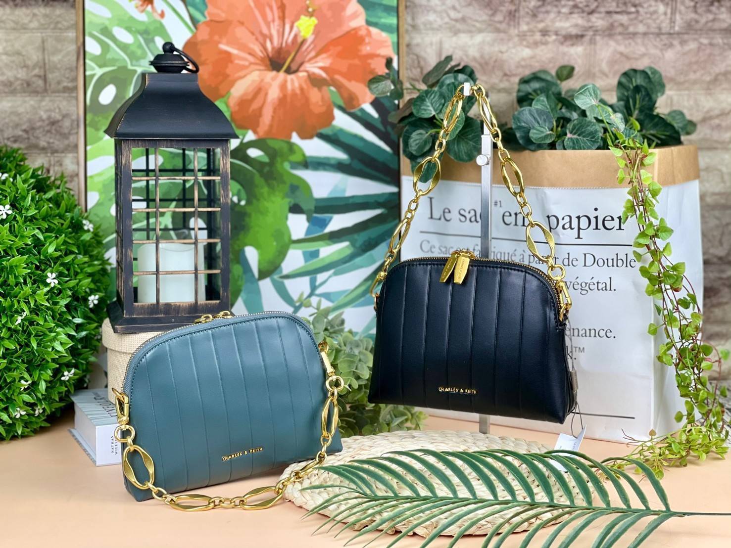 CHARLES & KEITH CHAIN HANDLE PANELLED CROSSBODY BAG กระเป๋าถือ/สะพายข้างทรงสวย วัสดุหนังเรียบแต่งดีไซน์ให้แปลกใหม่โดดเด่น โดยการปั๊มตัวกระเป๋า มีสายโซ่เพิ่มความสง่างามสามารถถือคล้องแขนหรือสะพายไหล่เก๋ๆได้ และยังมีสายสะพายยาวแบบหนังถอดและปรับสายได้อีก 1 เส