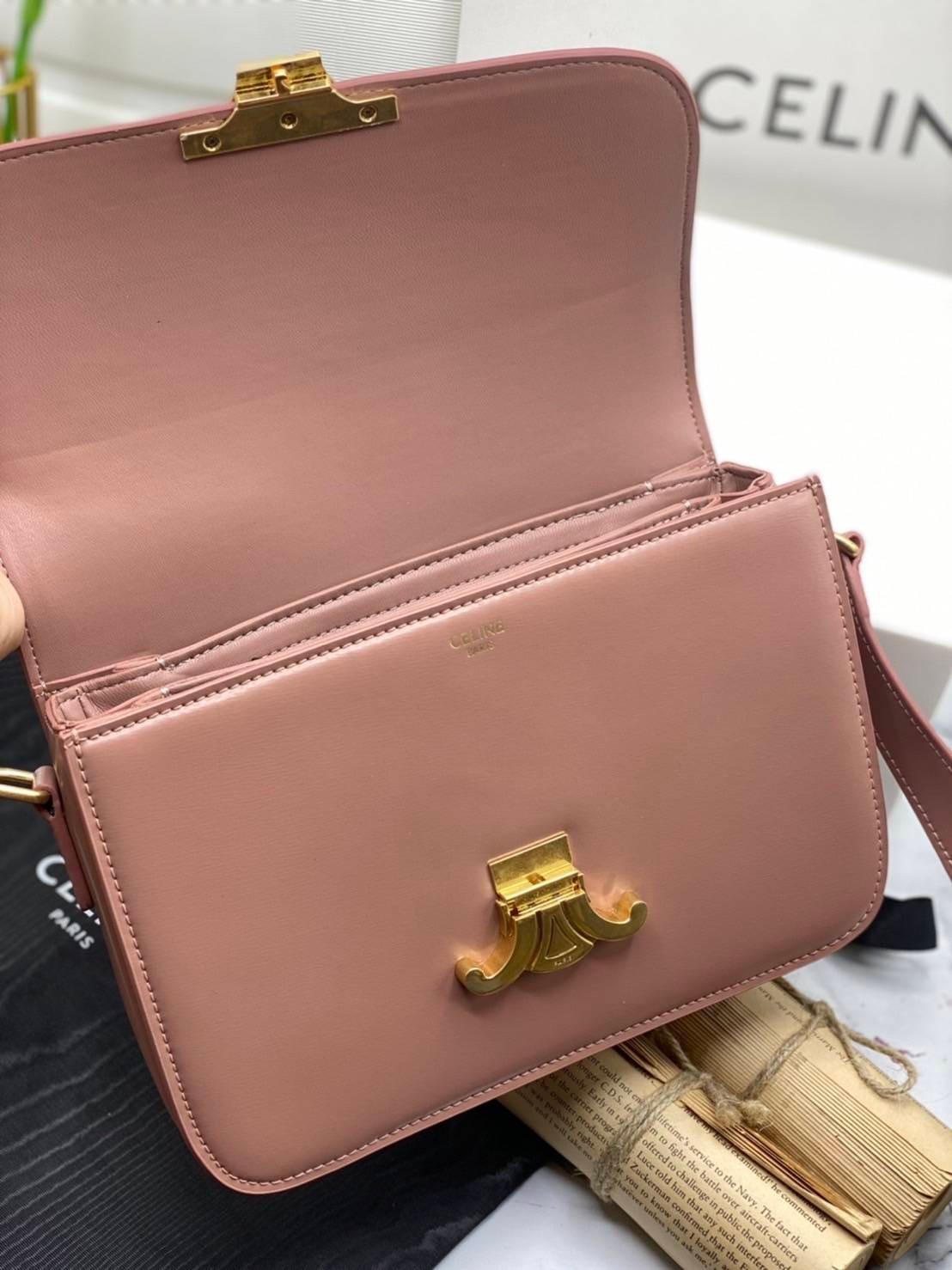 หนังแท้ CELINE TRIOMPHE CROSSBODY BAG ดีไซน์ยอดนิยมสไตล์สาว LISA ทรงสี่เหลี่ยมหนังสวยหรูอยู่ทรงเปิดปิดด้วยฝาปิดโลโก้แบรนด์อะไหล่ทอง ภายในมีช่องหลัก ช่องย่อย และช่องซิป สามารถใส่มือถือของใช้จุกจิกได้เยอะ มาพร้อมสายสะพายหนังยาวปรับระดับได้ จะสะพายไหล่ CROSS