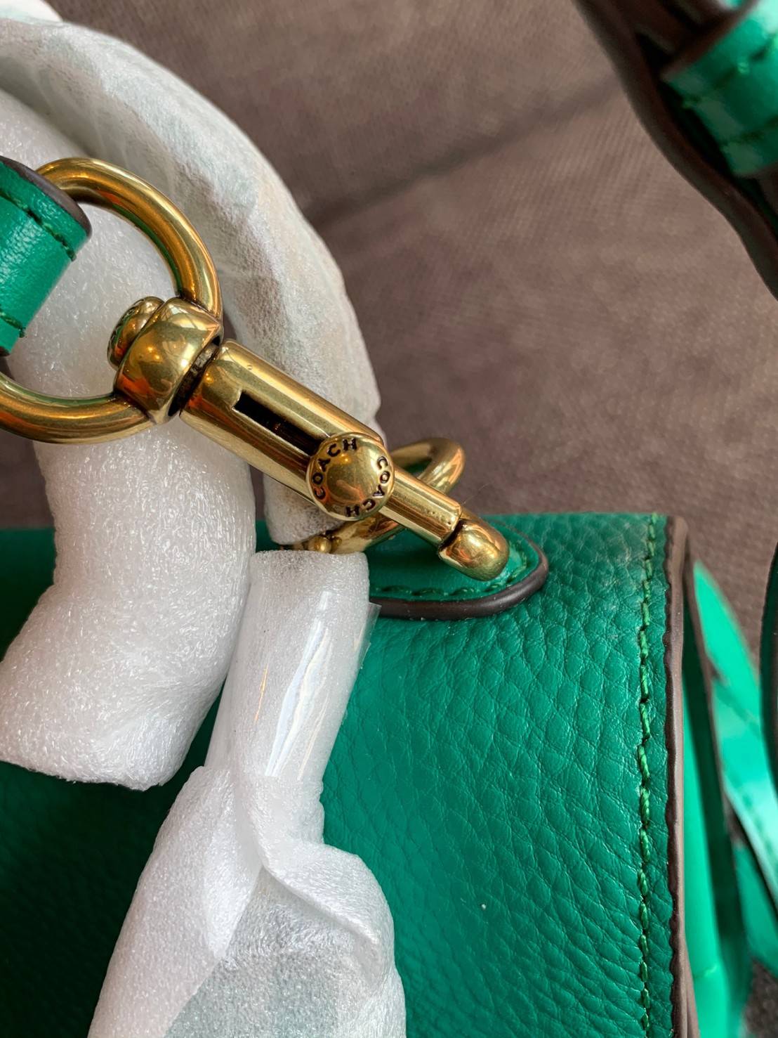 COACH TABBY TOP HANDLE 20 พร้อมส่งที่ไทยค่ะ! กระเป๋าหิ้ว//สะพายข้างได้ หนังแท้อย่างดี กหนึ่งใบทำหนังสองลายได้อย่างสวยงาม พร้อมโลโก้รุ่นใหม่ล่าสุดดูดีมากๆค่ะ เปิดปิดกระเป๋าแบบกดล็อค ภายในมีช่องหลักสองช่อง ใส่มือถือได้ทุกรุ่น;กระเป๋าเงินใบกลางได้;ของจำเป็นจ