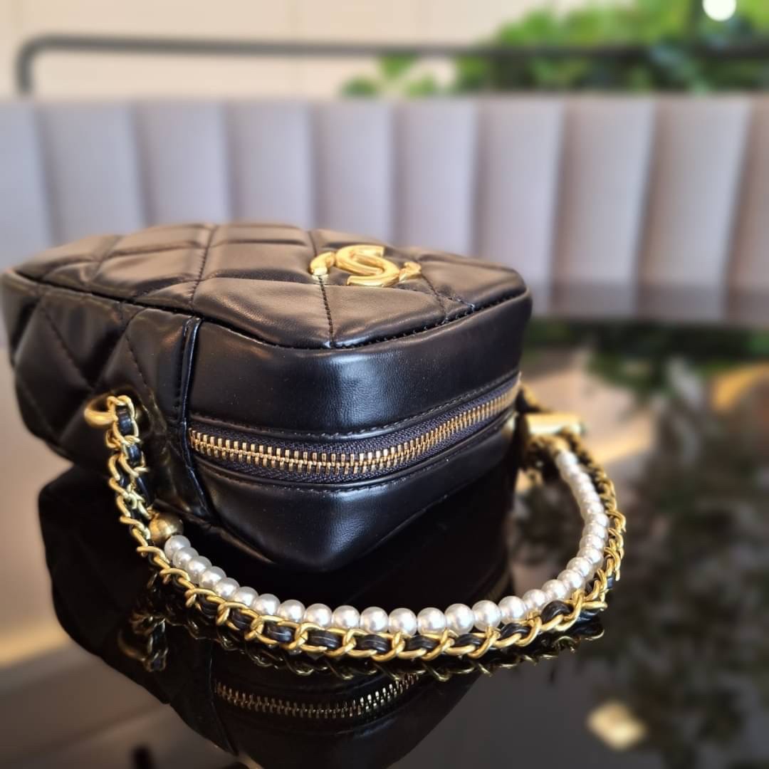 กระเป๋าสะพายข้างทรงยอดนิยม สวยหรู CHANEL VIP แบรนด์ดัง ตัวกระเป๋าหนังนิ่ม ขนาดกำลังน่ารัก อะไหล่ทองเข้มวินเทจ ด้านหน้าประดับโลโก้แบรนด์สีทอง