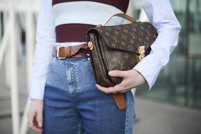 LV Pochette Métis ไอเท็มนำแฟชั่นที่น่าดึงดูดใจอย่างยิ่ง กระเป๋าที่มีรูปลักษณ์ทรงกะทัดรัดและใช้งานได้สะดวก หนังแท้แคนวาสอย่างดีเลยค่ะ ลาย Monogramอัญเป็นเอกลักษณ์ของแบรนด์ เปิด-ปิดแบบกดล็อคอะไหล่สีทองสวยงาม ภายในมี3ช่องกว้างสามารถใช้งานได้หลากหลายและจุของไ