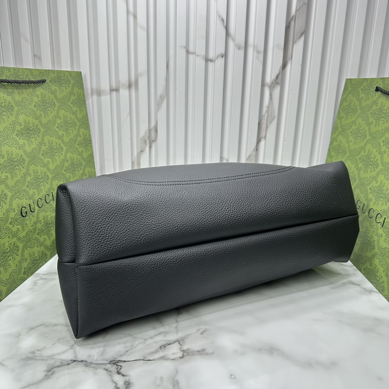 Gucci Softbit maxi shoulder bag โฉมใหม่ล่าสุด กับกระเป๋าสะพายรูปทรงใหม่เรียบหรูด้วยหนังลายเกรน ใบใหญ่จุใจพร้อมใบลูกเข้าเซ็ท ตกแต่งอะไหล่ Horsebit ครึ่งรูปขนาดใหญ่ด้านหน้าสวยหรูโดดเด่น สวยผู้ดี ดารา เซเลปใช้กันเพียบ