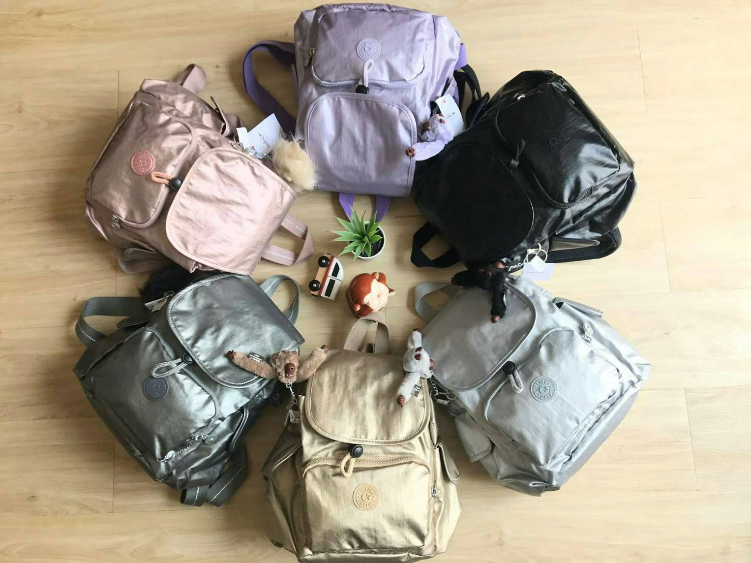 Kipling City Pack Backpack วัสดุPolyamide100% เป้ขนาดกลาง ที่เปิดปิดด้วยตัวล็อค2ชั้นด้วยกระดุมแม่เหล็กและซิป มีช่องใช้งานหลายช่องรวมถึงช่องซิปด้านหน้า มีลูกเล่นที่ด้านหลังมีช่องซิปสำหรับเก็บของและเก็บสายเป้ได้ หรือใช้สายจากเป้สะพายไหล่ได้ ประดับด้วยพวงกุญ