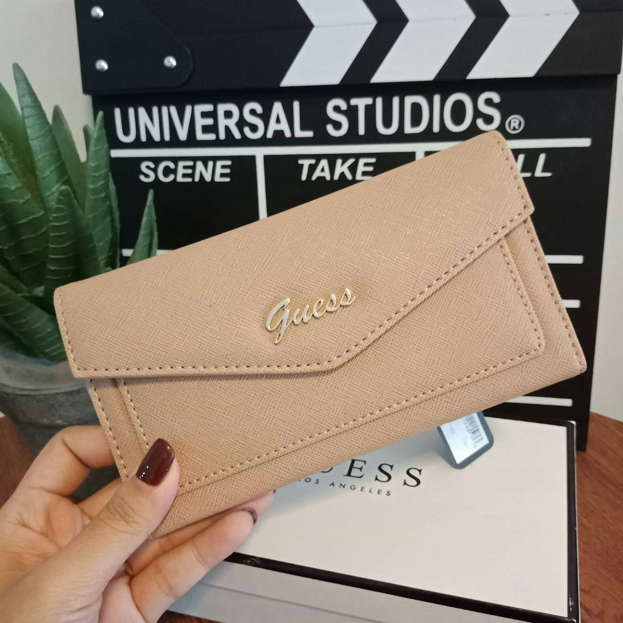 Guess leather wallet กระเป๋าสตางค์ใบกลาง หนังลาย saffiano เปิด ปิดด้วยกระดุม ด้านหน้าแต่งโลโก้แบรนด์สามเหลี่ยม หรูน่าใช้ ภายในมีช่องใส่ธนบัตร เหรียญ บัตรต่างๆ ปิดเปิดใช้งานสะดวก รุ่นแนะนำค่ะ หนังดีมากค่ะ ทนทานคุ้มค่าแน่นอน รีบช้อปด้วยค้า!!