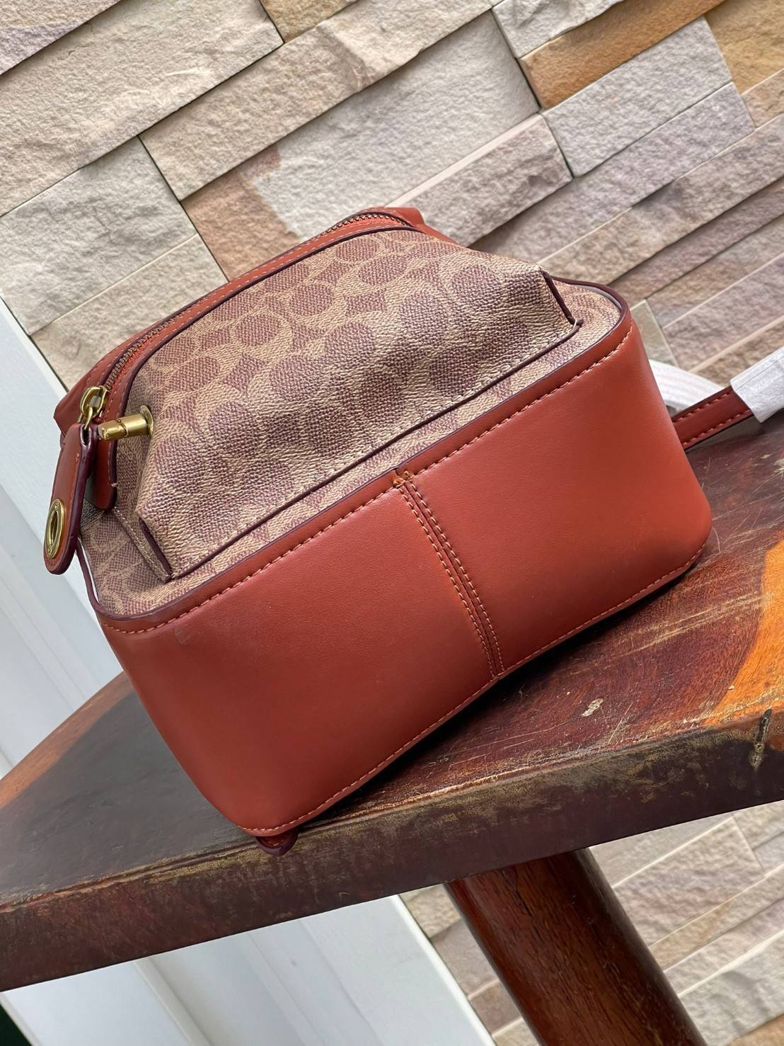 Coach Campus Backpack In Signature (Small) สาว ๆ คนไหนที่ชอบพกของเยอะและต้องการกระเป๋าที่ให้ความคล่องตัว ทะมัดทะแมง ใบนี้แนะนำเลยคะ ขนาดกำลังดี มีความหรูหราตามสไตล์ของ Coach ด้วยผ้าแคนวาสพิมพ์ลายเอกลักษณ์ของแบรนด์ มาพร้อมกับช่องซิปด้านหน้า เหมาะสำหรับจัดเ