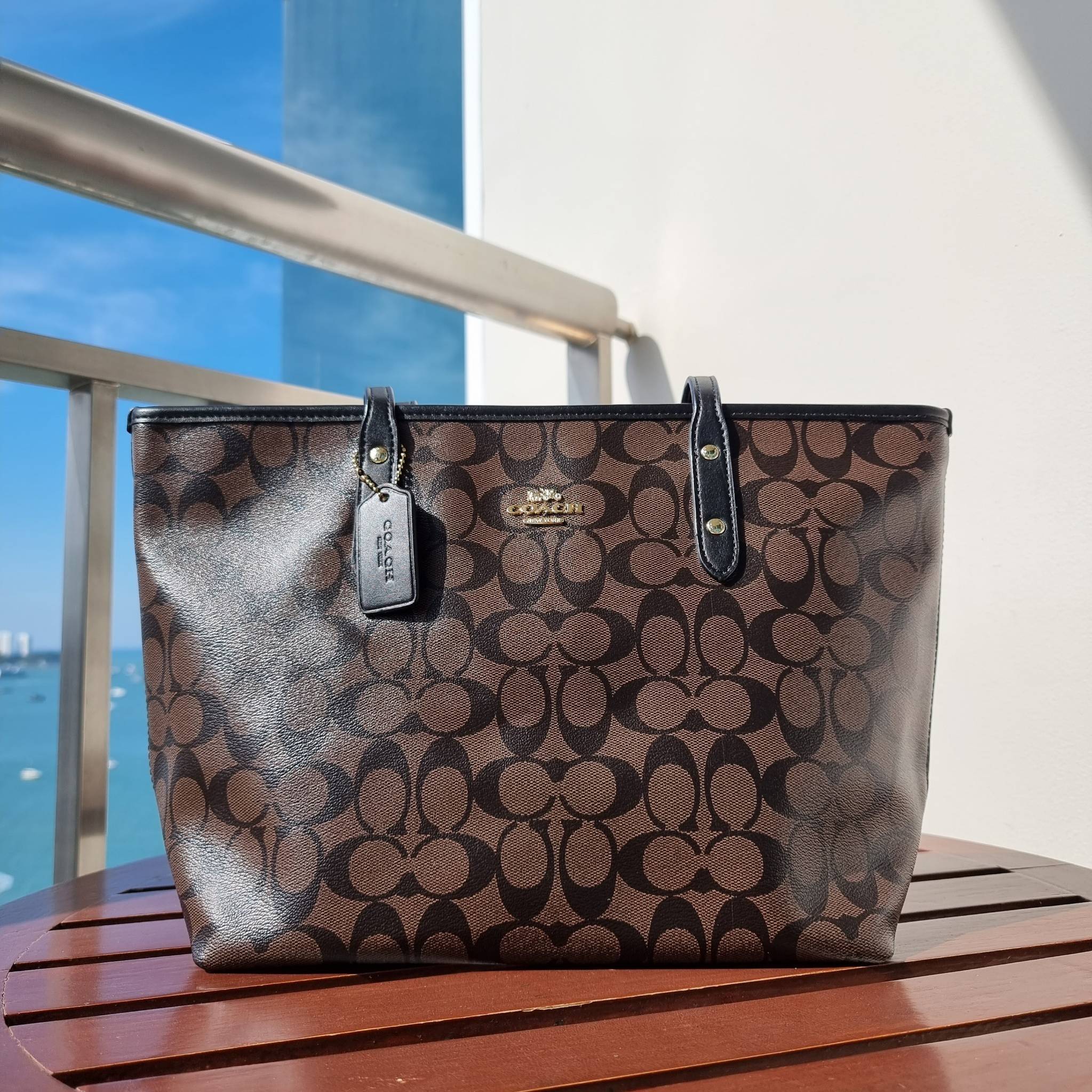 OUTLET 】COACH F58292 CITY ZIP TOTE IN SIGNATURE 16" รุ่นขายดี!! ไซส์ใหญ่ สีสวยมาให้แบบจัดเต็ม!! กระเป๋าถือทรงโท้ทใบใหญ่ สวยน่าใช้ทุกสี สะพายคล้องไหล่ได้เก๋ๆ จุของแน่นๆไปเลยจ้า!! วัสดุหนังแคนวาสคุณภาพ ปากกระเป๋าเปิด-ปิดด้วยซิป กันของหล่นได้ ถือไปไหนก็