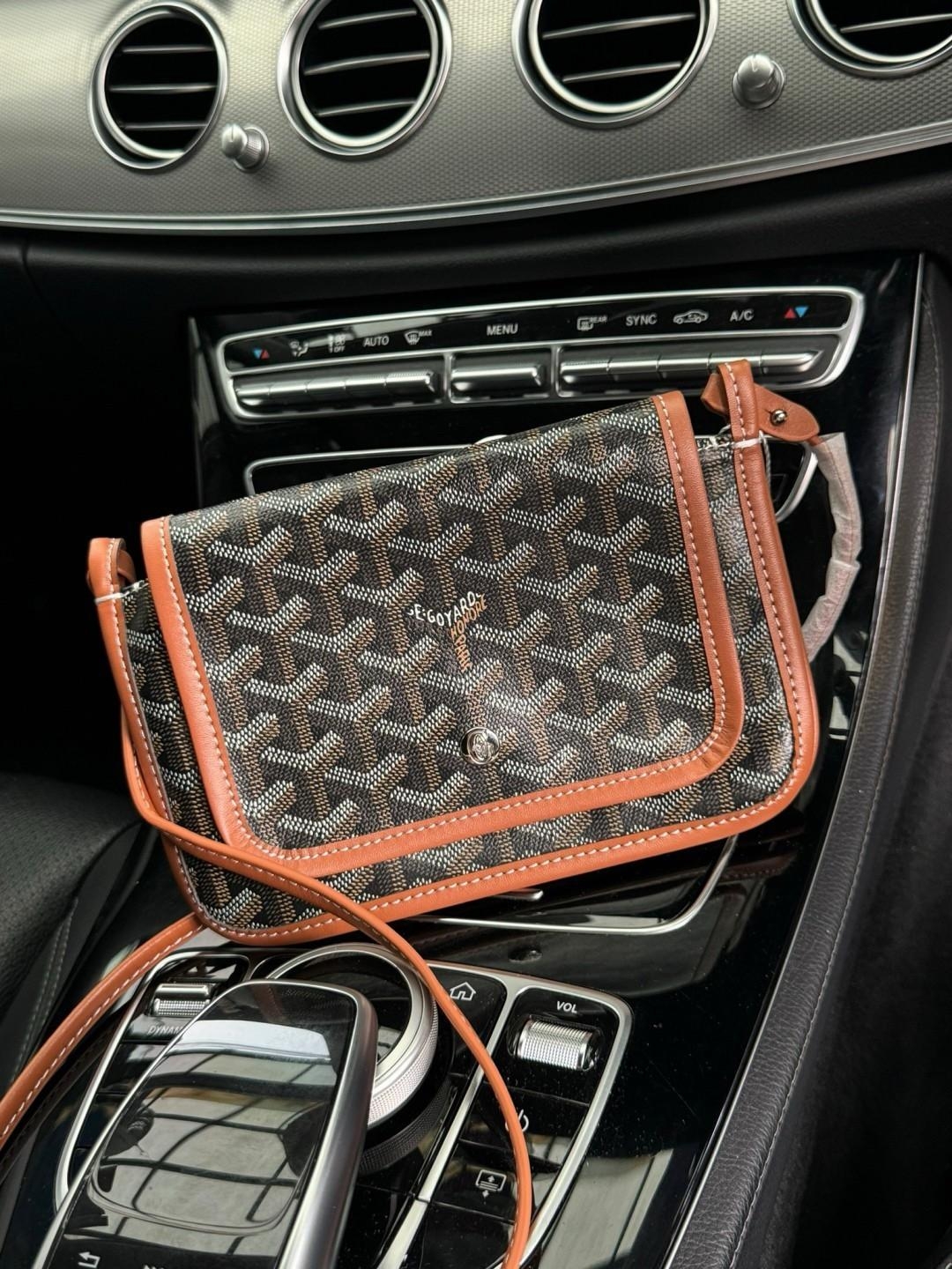 Goyard Plumet Rocket Wallet กระเป๋าสะพายใบเล็กกะทัดรัด ดีไซน์กระเป๋าสตางค์ มีช่องเพียงพอสำหรับใส่ธนบัตร เงินสด เอกสารต่าง ๆ