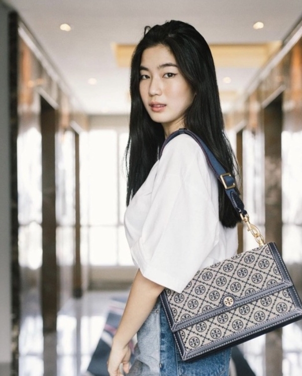 Tory burch t monogram jacquard shoulder bag คอลเลคชั่น T Monogram สำหรับคอลเลคชั่นฤดูใบไม้ผลิ 2021 เราสร้างสรรค์ลายโมโนแกรมที่ได้รับแรงบันดาลใจมาจากลวดลายการถักทอผ้าห่มของชาว Pennsylvania Dutch แบบดั้งเดิม เป็นการเฉลิมฉลองโลโก้สุดไอคอนนิคของแบรนด์ โดดเด่น