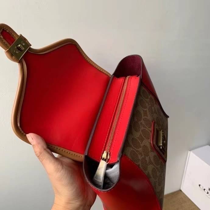 COACH COURIER CARRYALL 23 IN COLORBLOCK SIGNATURE CANVAS พร้อมส่ง 7 แบบ พร้อมส่ง ลุคดูไฮสุดๆค่ะ! กระเป๋าสะพายหนังหรูหราและคลาสสิค หนังแท้ชั้นดีที่สุด น้ำหนักเบา หนังสวยมากก สัมผัสแล้วหลงรักแน่นอนจ้าา😘