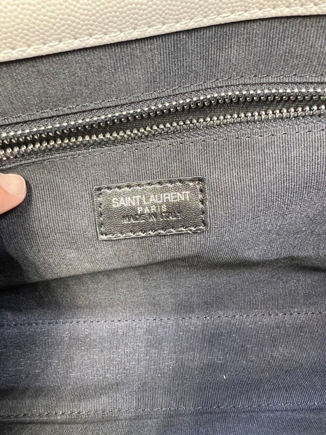 หนังแท้ YSL college large chain bag in quilted leather 30cm กระเป๋าสะพายใบใหญ่ ดีไซน์ทรงสวยหรู ตอบโจทย์ได้ทุกสไตล์ ภาพสินค้าถ่ายจากงานขายจริง ใช้งานต่างประเทศได้