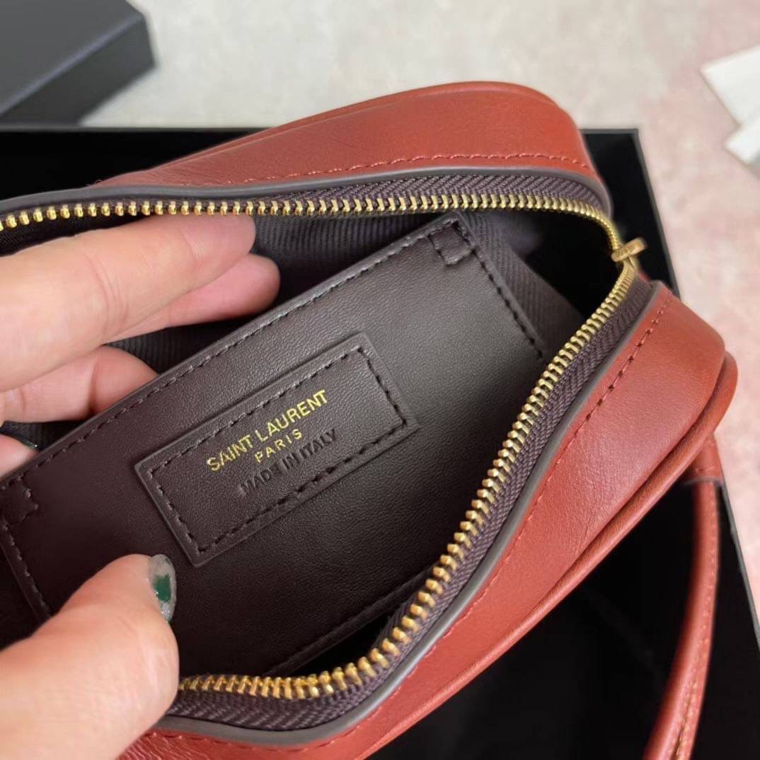 YVES SAINT LAURENT BAG กระเป๋าสะพายสไตล์วินเทจ งานหนังแท้สวย โทนสีผู้ดีมากค่ะ ภายในโล่งจะสะพายไหล่ CROSSBODY ก็ดูดี สินค้ามาพร้อมถุงผ้าและกล่องแบรนด์พร้อมส่งที่ไทยราคาสุดคุ้ม สาวก YSL ห้ามพลาด!