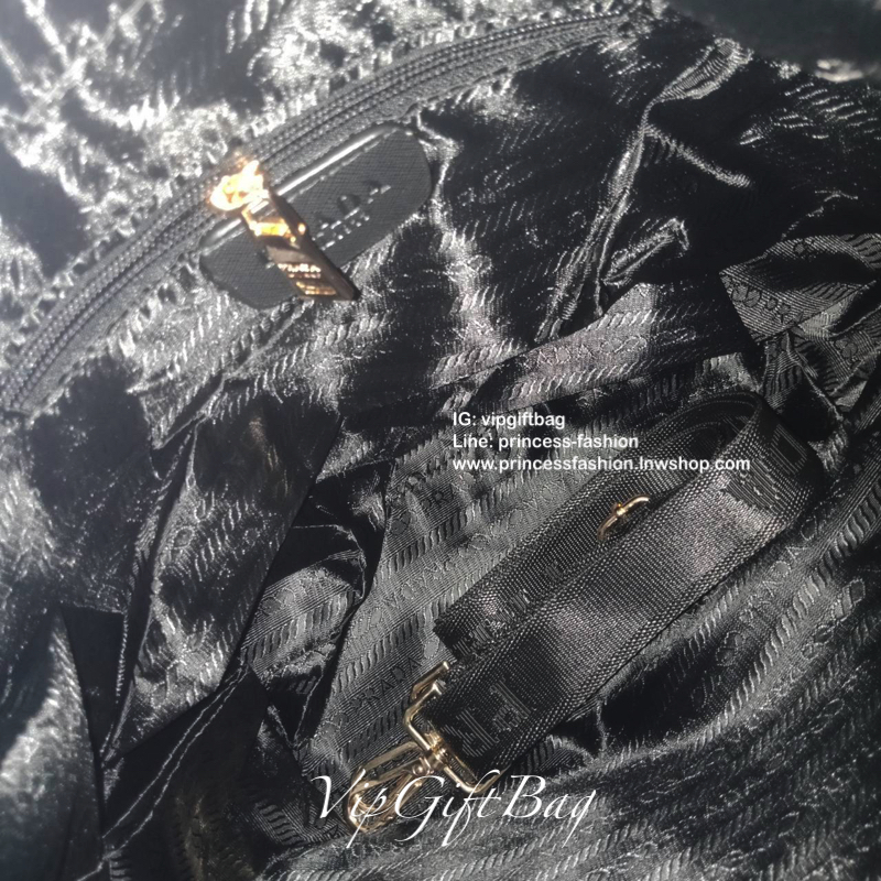 เอาใจคนชอบกระเป๋าไซส์กลาง *มาพร้อมสายยาว สำหรับกระเป๋าอเนกประสงค์ ทรง TOTE จากแบรนด์ PRADA เป็น กระเป๋าผ้าไนล่อน ตามแบบฉบับของแบรนด์เลย ใบนี้มีสายยาวให้ค่ะ เลิศมาก สะพายเป็น shoulder bag หรือ ถือได้คะ ด้านหน้าเป็นลายหมี ปั๊กกลิ้ตเตอร์ + logo brand ใช้แล้ว