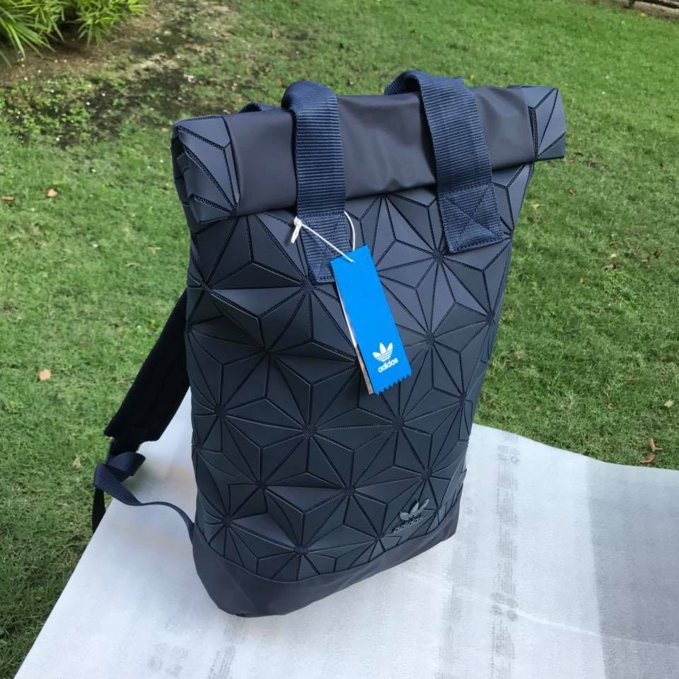 Adidas Originals BP Roll Top 3D Mesh 2017 Backpack Bag DH0100 กระเป๋าเป้สะพายหลัง สีใหม่ ดีไซน์แบบ 3 มิติ วัสดุ polyurethane ใช้ลูกเล่นของเหลี่ยม และมุมเชื่อมเข้าหากัน การออกแบบกระเป๋าเป็นเหมือนถุงทรงสูง ส่วนปากกระเป๋า เปิดปิดแบบตีนตุ๊กแกม้วนพับ และติดกระ