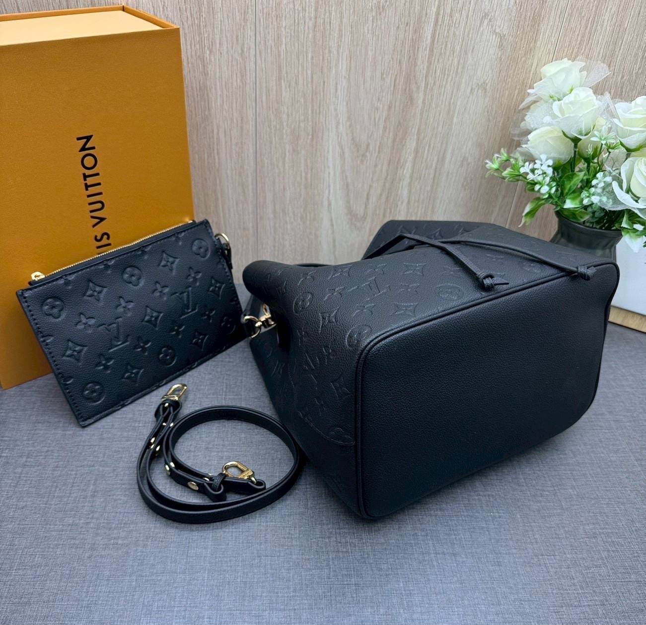 ORI หนังแท้ | LV NeoNoe MM Bucket bag Monogram Flower กระเป๋าสะพายทรงบัคเก็ต ลาย Monogram Flower โดดเด่นเพิ่มสไตล์ มีเสน่ห์ชวนหลงใหล