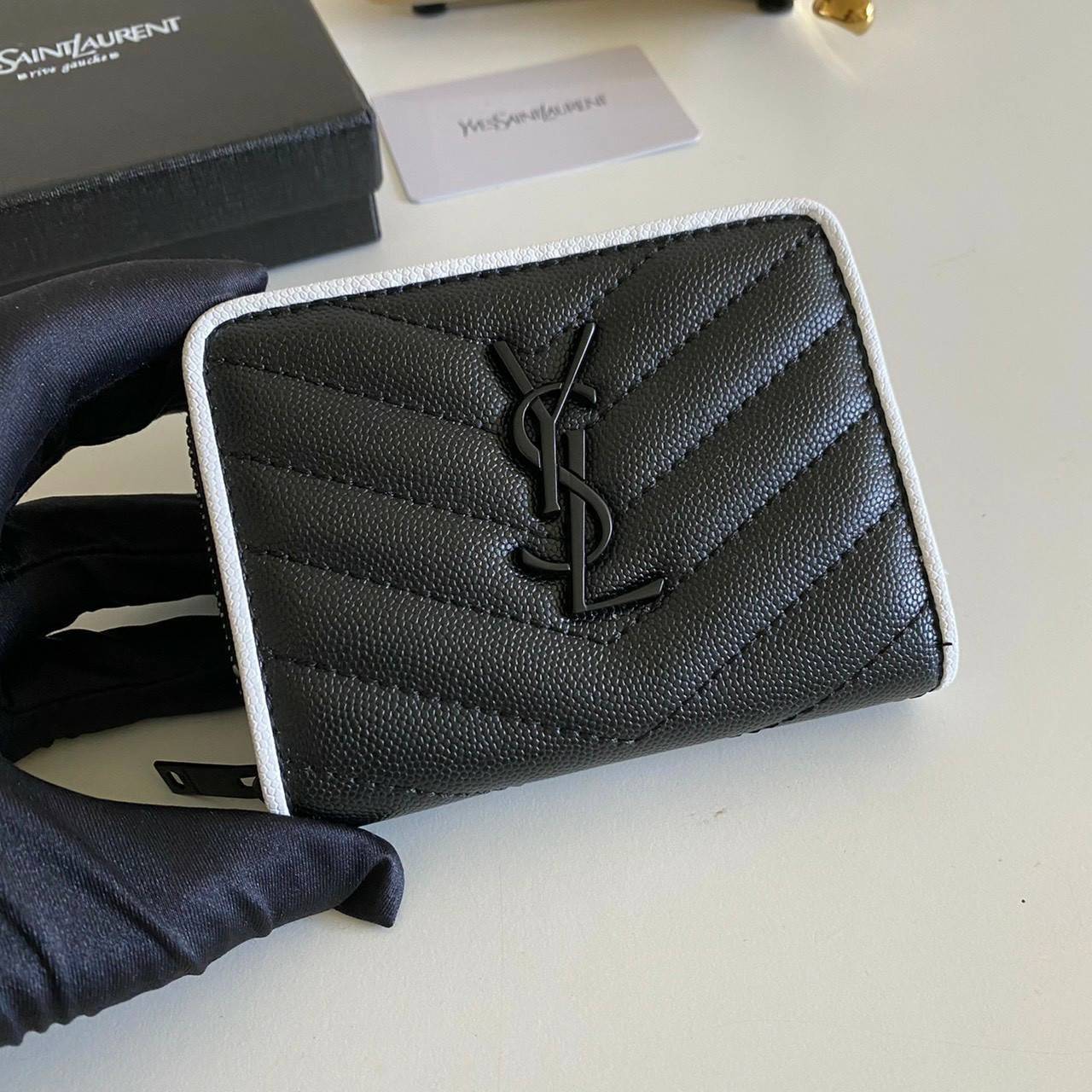 VIP GIFT 】หนังแท้ YSL Saint Laurent monogram compact zip short wallet มาแล้วจร้า ถามหากันเยอะมากๆ กระเป๋าสตางค์ใบสั้นที่ใส่แบงค์ ใส่บัตร ใส่เหรียญได้เยอะสุดๆ มีสองด้านซิปและพับ ใบเดียวครบจบเลย หนังสวยมาก ละเอียดสุดๆ