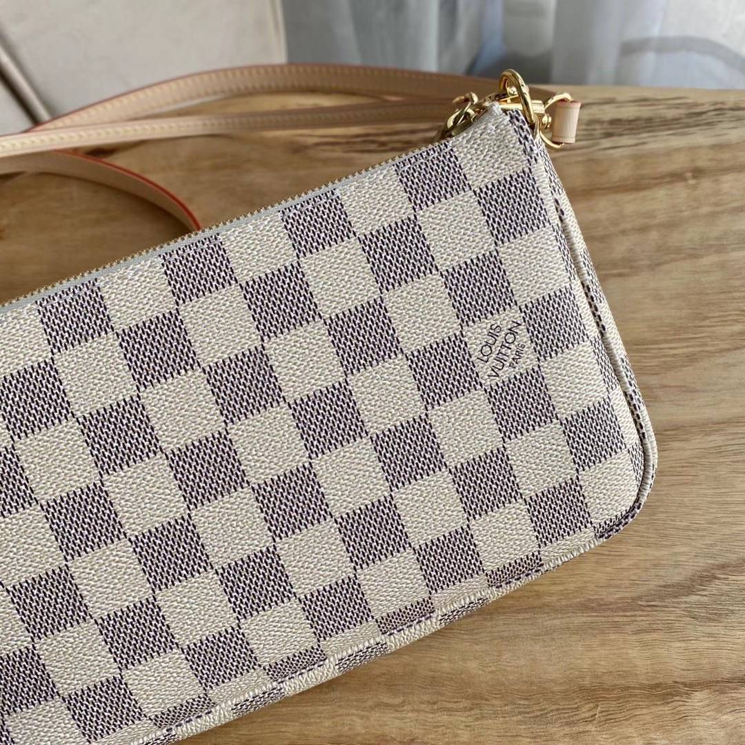 หนังแท้ LOUIS VUITTON MONOGRAM POCHTE ACCESSORIES BAG พร้อมส่งที่ไทย รุ่นฮิตตลอดกาล ต้องมีไว้ครอบครองจ๊ะ ที่สำคัญไม่ต้องเสียตังเยอะซื้อของแท้ก็ได้งานที่เทียบเท่าของแท้เพราะสำหรับรุ่นนี้เราอัพเกรดมาแล้ว งานละเอียดทุกตารางนิ้ว หนัง&อะไหล่นำเข้า การวางลายตรง