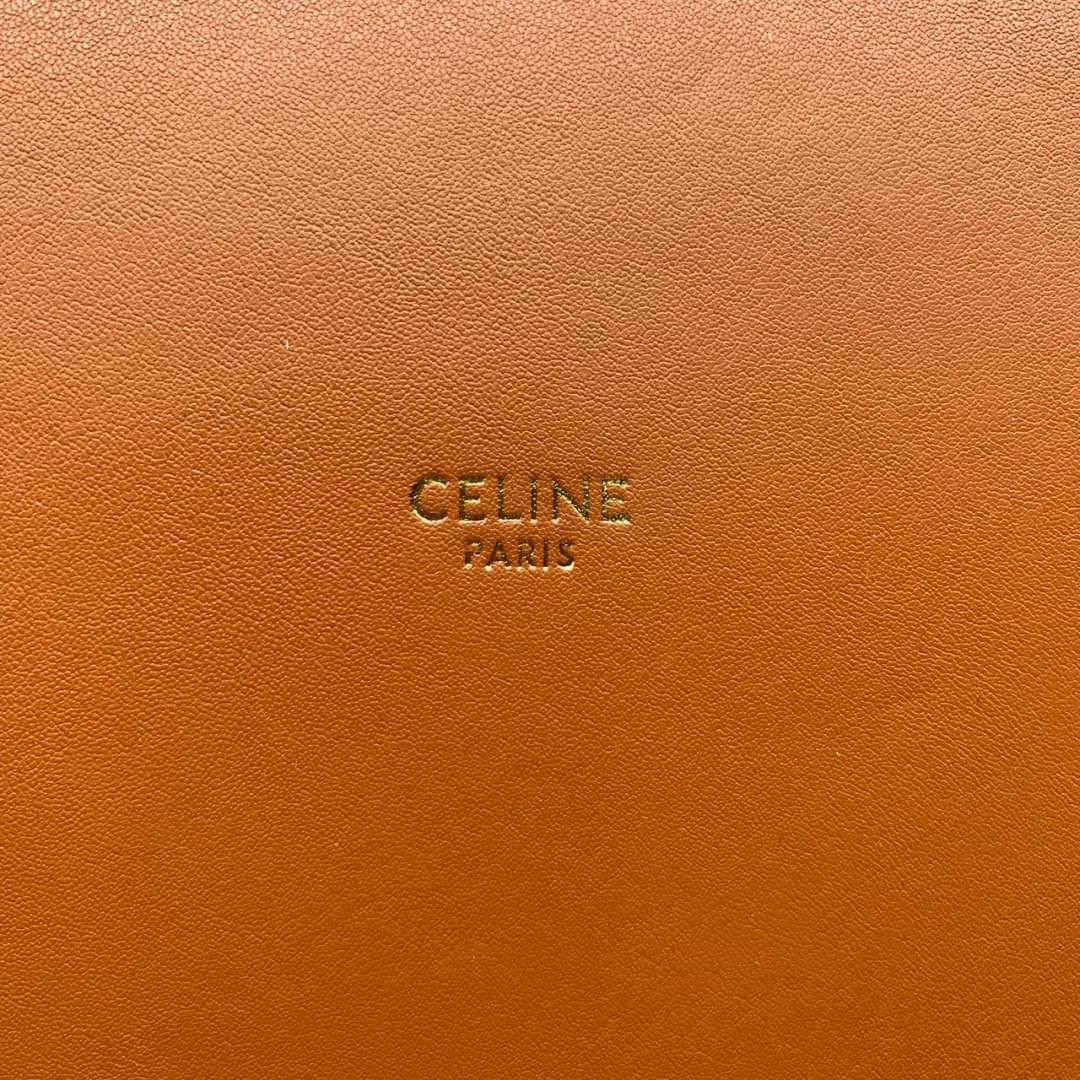 CELINE TEXTILE BUCKET BAG / CELINE TEEN BUCKET in STRIPED TEXTILE WITH JACQUARD ดีไซน์ทรง Bucket ใบใหญ่กำลังดี มาพร้อม Clutch ใบเล็กเข้าชุด เนื้อหนาแข็งแรง ภายในกว้างและจุใส่สัมภาระได้เยอะจุใจ อะไหล่แบรนด์สีทองสุดหรู