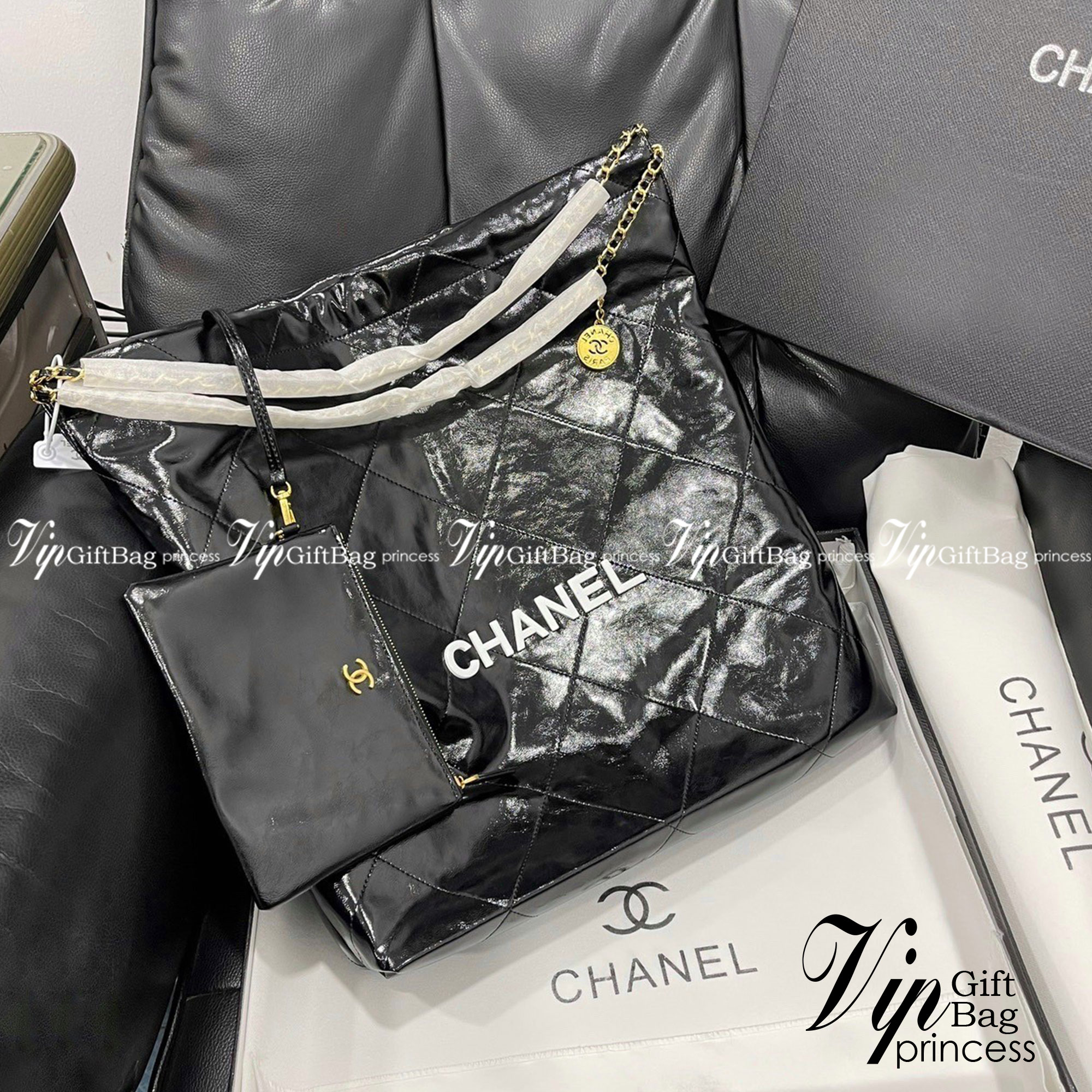 Chanel ss22 Logo CC shopping tote / Chanel 22 handbag มาแรงที่สุดในตอนนี้ก็คือรุ่นนี้เลย ใช้งานง่ายรุ่นนี้สามารถใช้ได้ทั้งผู้หญิงและผู้ชายน้า เกินต้านที่สุดกับไอเท็มนี้ ที่สาวๆหรือใครๆก็ต้องมีแล้ว!! แค่เห็นก็หลงรัก กระเป๋าทรงสวย