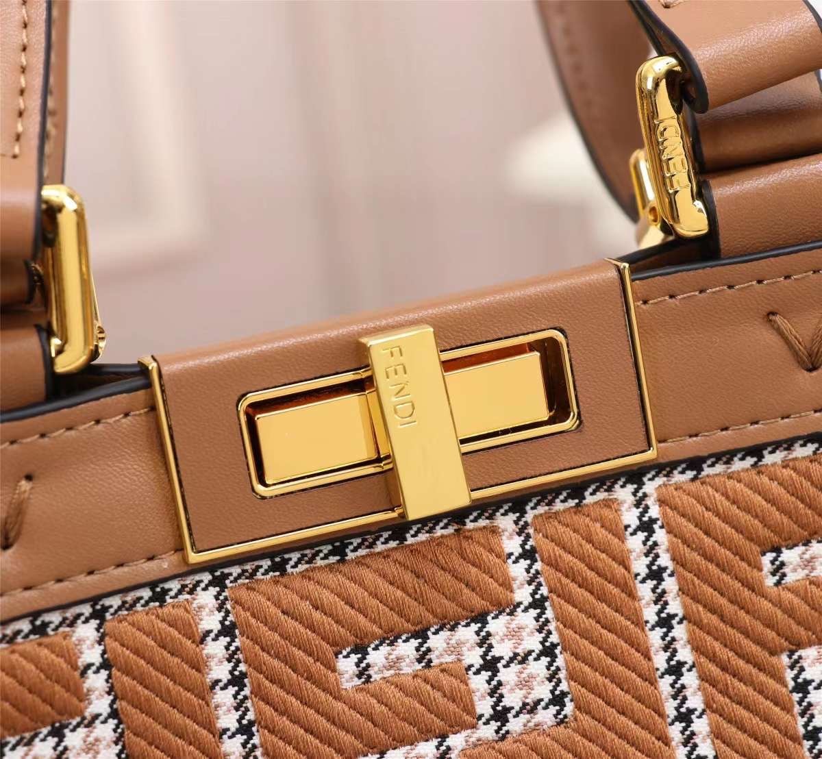 FENDI PEEKABOO X-TOTE BAG 40cm เกรดเทพออริจินอล FENDI MONOGRAM SHOPPING BAG สวยมงลงมากค่ะ กระเป๋าสะพายข้างได้ ถือได้ ใบใหญ่ลายโมโนแกรม FF สวยมากทรงนี้ใช้เป็น everyday bag ได้ จุใจใส่ของได้เยอะ ตัวกระเป๋าผลิตจากผ้าทออย่างดี อยู่ทรงสวย ภายในโล่ง สวยหรู ดูดี