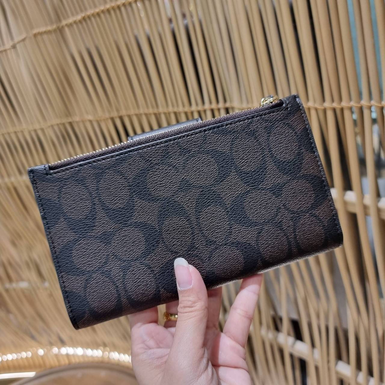 พร้อมส่ง 7 สี COACH C2874 TECH WALLET IN COLORBLOCK SIGNATURE CANVAS จัดให้สีใหม่ก่อนใคร!! ดีไซน์ใหม่ คอลเลคชั่นสวยหรู กระเป๋าสตางค์พร้อมสายคล้องมือ ง่ายต่อชีวิตมากจ้า!! มันดีอะไรเบอร์นี้ ใส่ได้ทั้งบัตร และโทรศัพท์ก็ใส่ได้ทุกรุ่น แถมยังมีช่องซิปแยกไปอีก ช