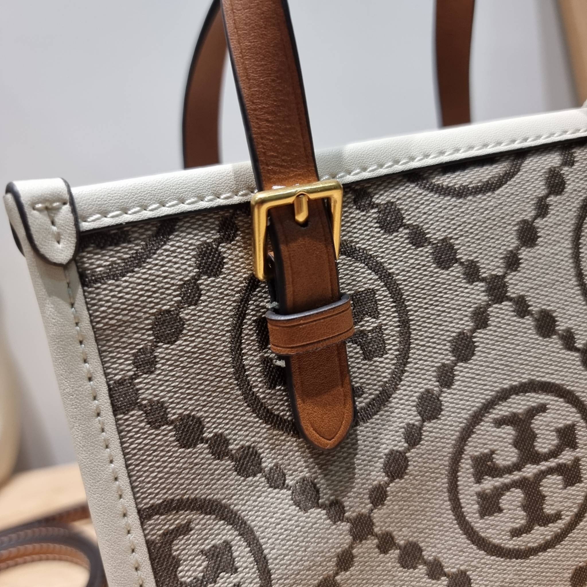 TORY BURCH MINI T MONOGRAM SQUARE TOTE รุ่นใหม่ล่าสุด คิ้วท์กว่าใคร! กับไอเท็มโมโนแกรมสุดฮิต กระเป๋าทรงโท้ทไซส์มินิ น่ารักน่าใช้มากๆ ให้คุณได้เพลิดเพลิน และคล่องตัวมากๆ