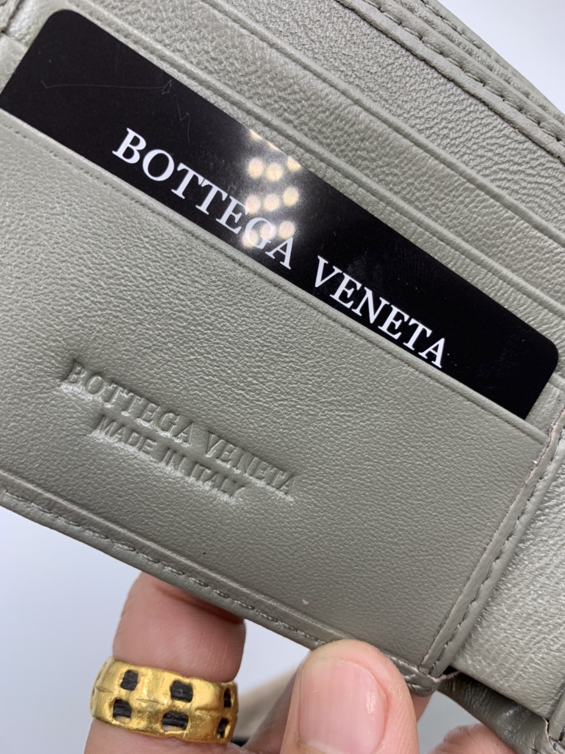 หนังแท้ BOTTEGA VENETA WALLET / BV Wallet พร้อมส่งที่ไทย กระเป๋าสตางค์ใบสั้นคุณผู้ชาย รุ่นตามหา มาเท่าไหร่ไม่เคยพอเลยค่า เป็นรุ่นคลาสสิกที่หยิบมาใช้งานได้บ่อยที่สุด งานหนังลูกวัวแท้ทั้งใบ ใช้ทนทานได้นาน ใช้ทนทานได้นานภาพสินค้าถ่ายจากงานขายจริง ใช้งานต่างป