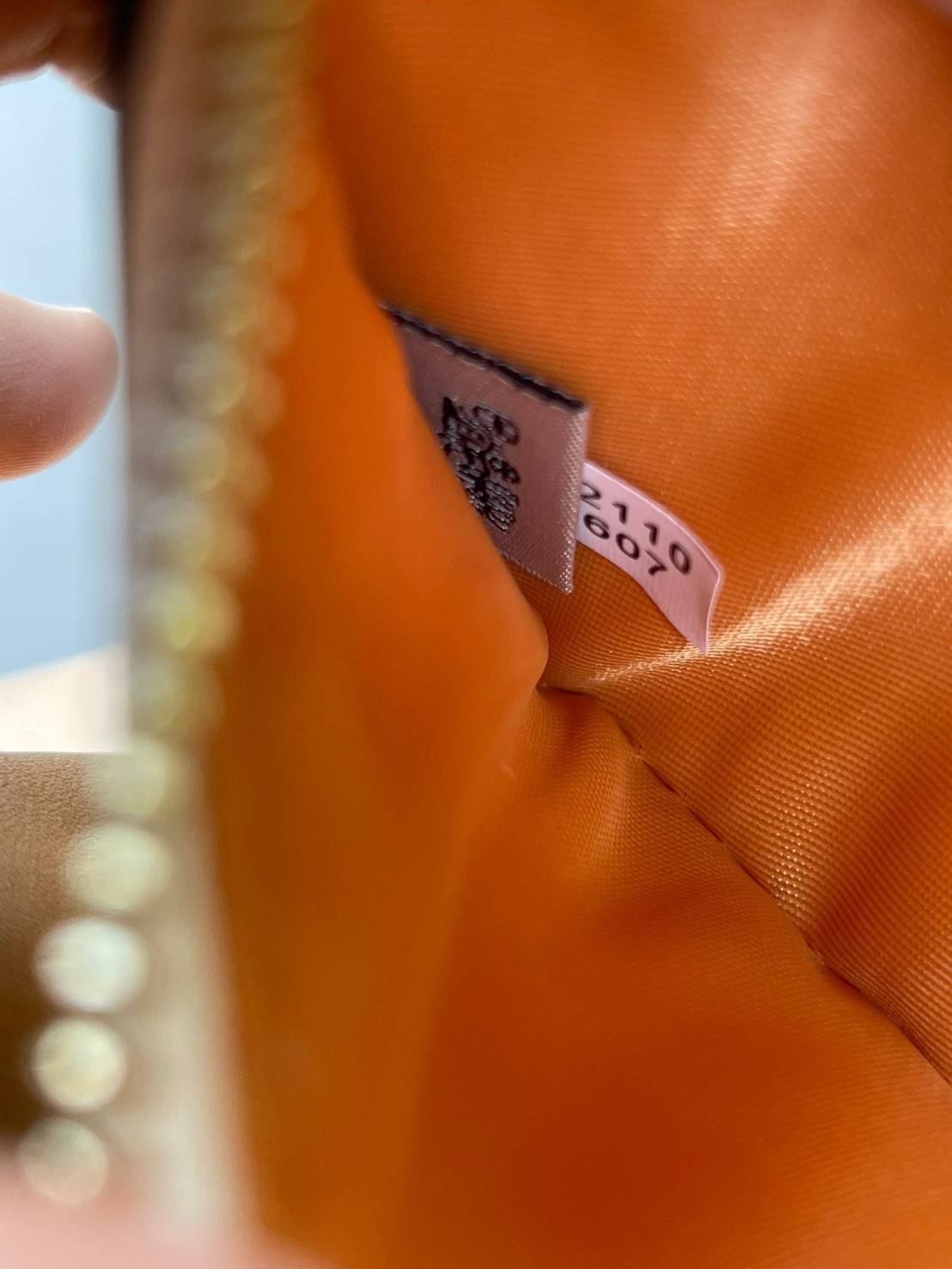 COACH TECH WALLET IN SIGNATURE CANVAS อีกหนึ่ง collection ของกระเป๋าสตางค์ที่ดีไซน์ทันสมัยให้ใช้งานได้แบบครบครัน เป็นกระเป๋าสตางค์ ที่มีช่องสำหรับใส่โทรศัพท์มือถือ ธนบัตร เหรียญ และบัตรต่าง ๆ ใช้งานแบบ2ด้าน เพิ่มความสะดวกสบายด้วยสายคล้องมือ ช่วยให้พกไปไหน