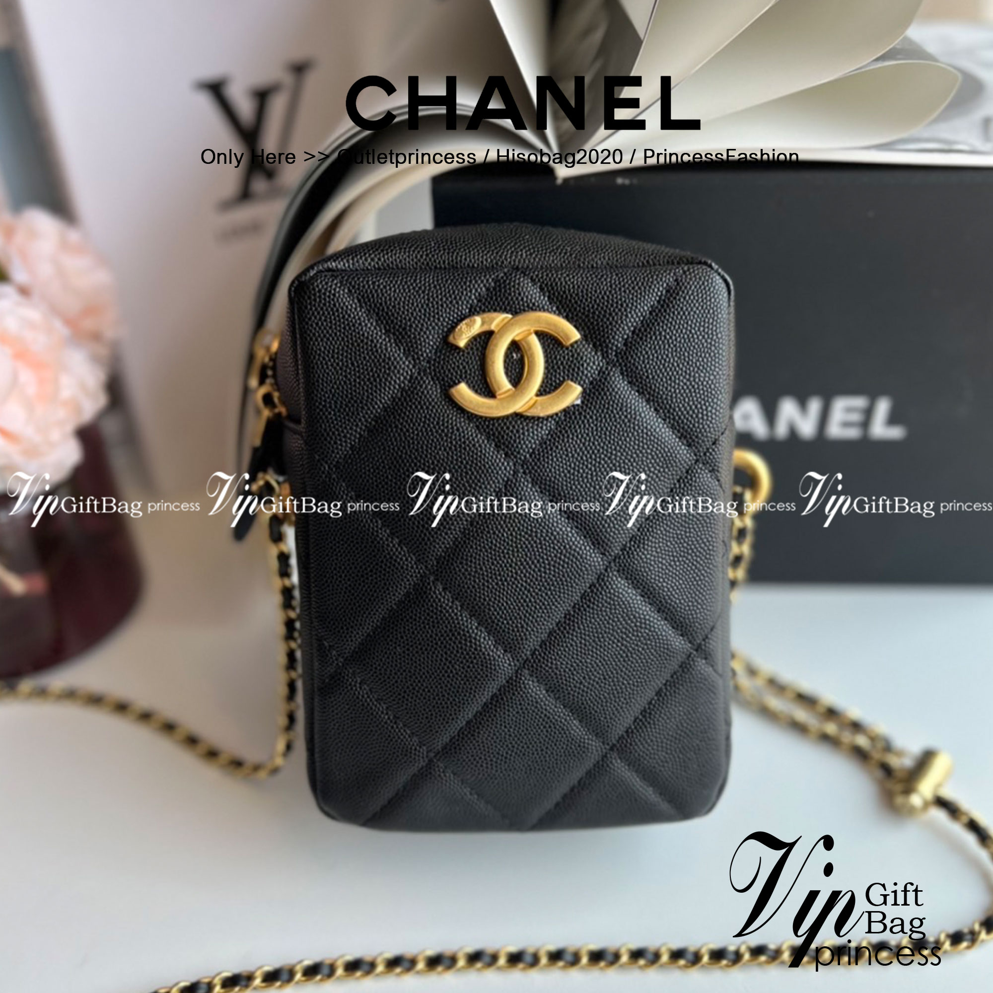 หนังแท้ Chanel Vertical / Chanel Black Caviar Grained Calfskin Vertical Camera Bag พร้อมส่งที่ไทย กระเป๋าสะพายข้างหนังแท้ฟูขึ้นทรงสวย เกรดหนังดีที่สุดยิ่งใช้นานหนังยิ่งสวย มาในดีไซน์คลาสสิคเรียบหรูเข้ากับทุกลุ๊คแบบไม่มีเอ้าท์ ไอเท็มนี้แนะนำสวยน่าใช้ ไม่คว