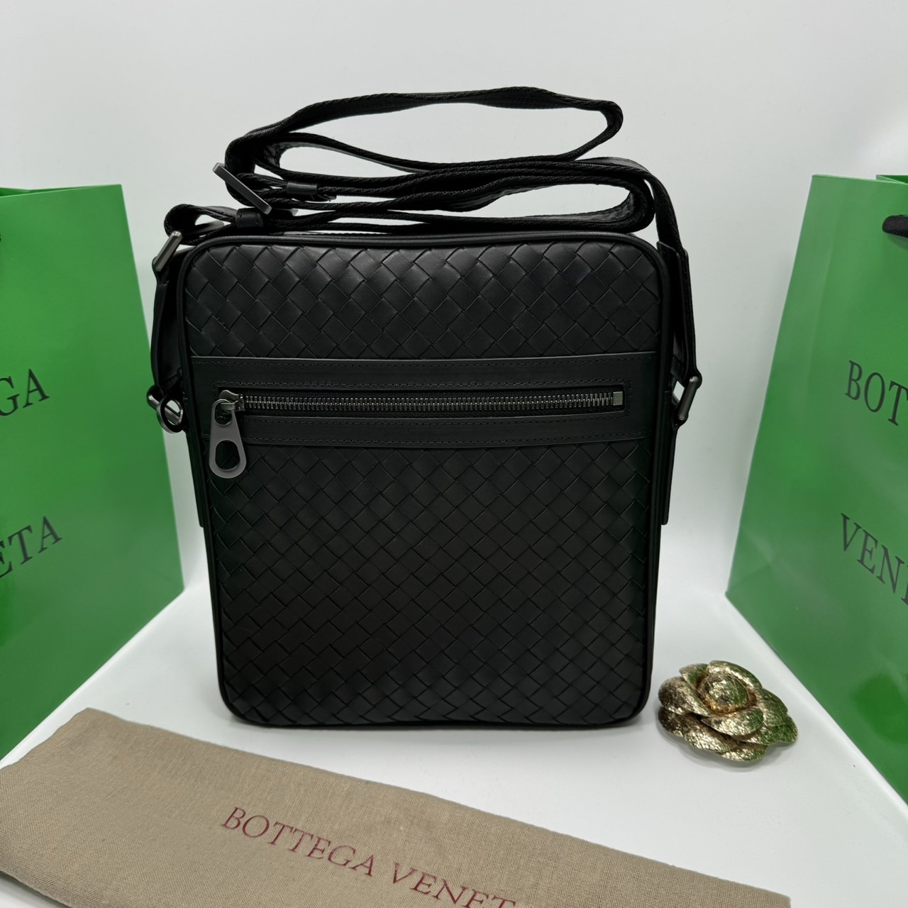 BOTTEGA Messenger Bag กระเป๋าสะพายเมสเซนเจอร์ ดีไซส์สานเป็นเอกลักษณ์ everyday look เอาใจหนุ่มๆ สวยเท่คลาสสิก เกรดออริ 1:1 ใช้งานต่างประเทศได้