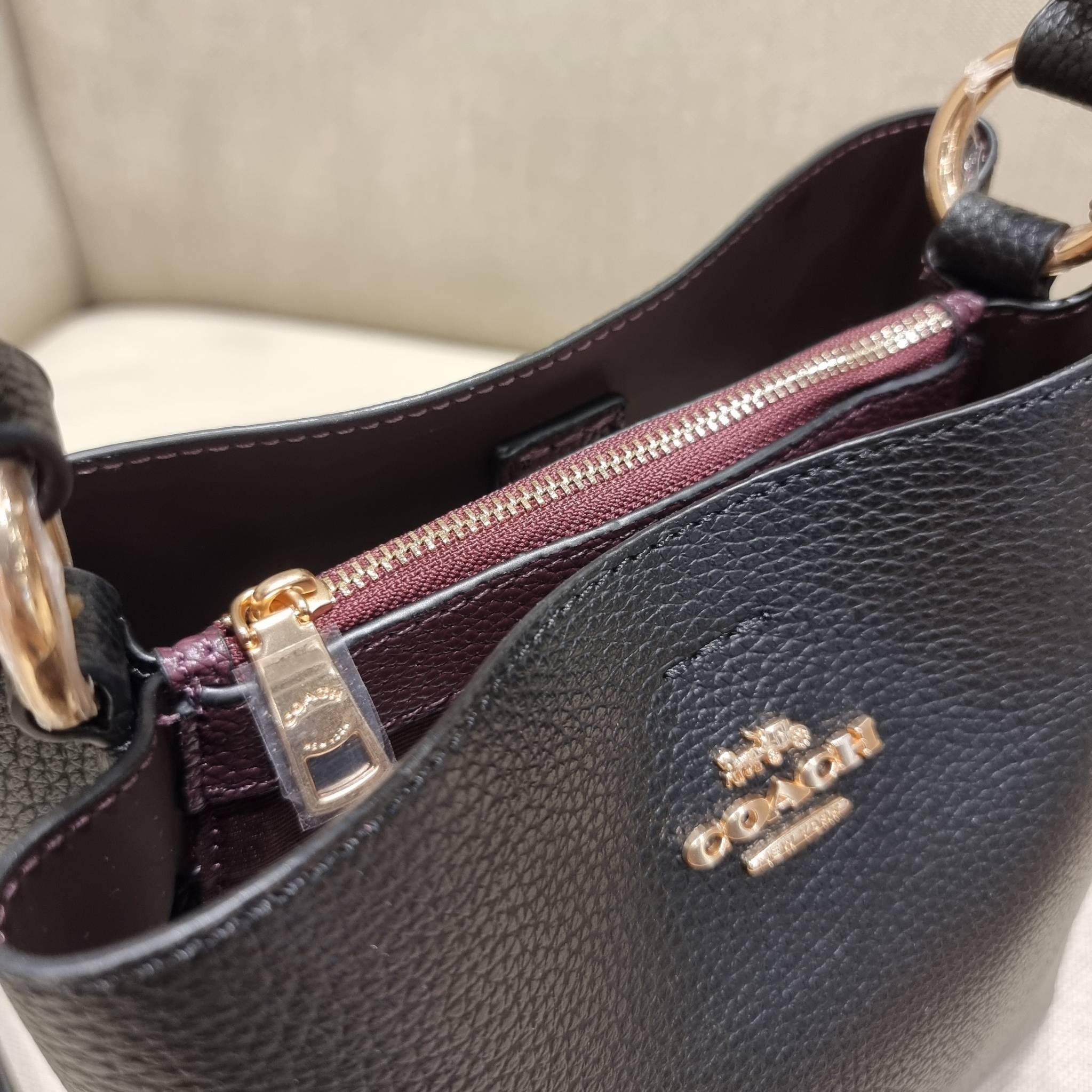 COACH 1011 SMALL TOWN BUCKET BAG รุ่นยอดนิยมใบเล็ก กระเป๋าทรงบัคเก็ต สีคลาสสิคเรียบหรู ตัดกับโลโก้สีทองดูโดดเด่น วัสดุหนัง pepble สวยคมทุกมุมจริงๆ!! เปิด-ปิดด้วยกระดุมแม่เหล็กทั้ง 2 ฝั่ง ภายในเป็นช่องโล่ง มาพร้อมสายสะพายปรับได้ตามตัว ขนาดใบนี้กำลังสวย สะพ