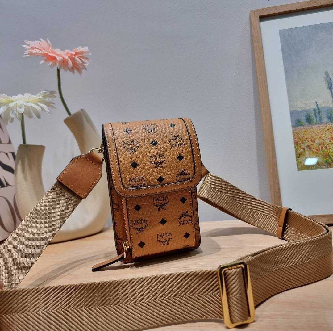 M.C.M CROSSBODY PHONE CASE IN VISETOS กระเป๋าสะพายข้าง สำหรับใส่ gadget คูลๆอย่างโทรศัพท์มือถือ ให้หนุ่มๆพกพาไปไหนๆได้สะดวก คล่องตัวกว่าเดิม เกรดออริ ท็อป 1:1 เกรดดีสุด สลับแท้